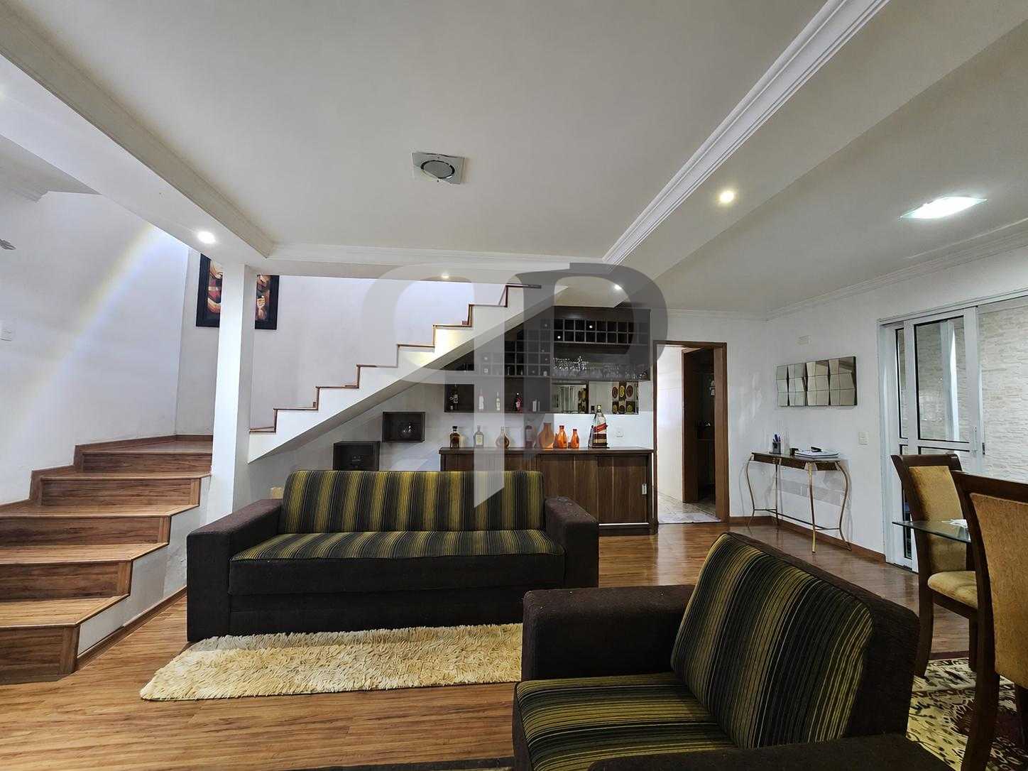 CASA AMPLA COM 163m² , 2 SUÍTES, 5 VAGAS, LOCALIZAÇÃO ESTRATÉG...