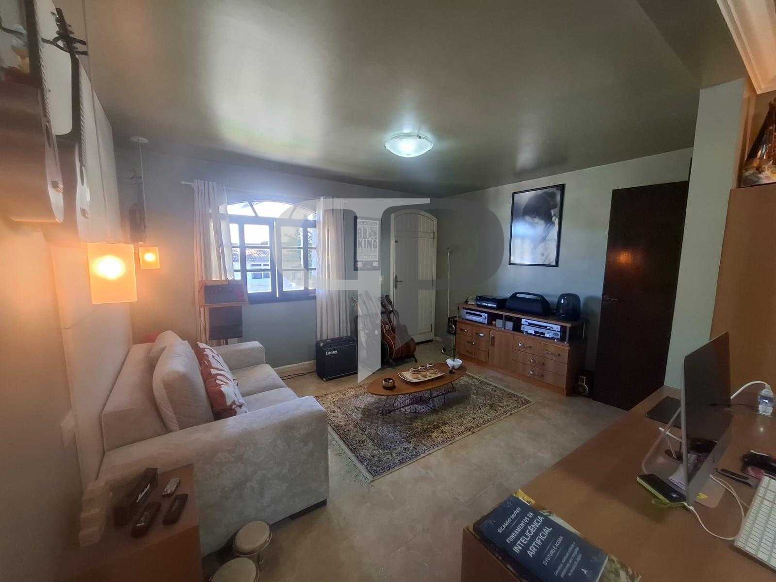 R$ 2.300.000 | Residência Exclusiva em Santa Felicidade com 40...