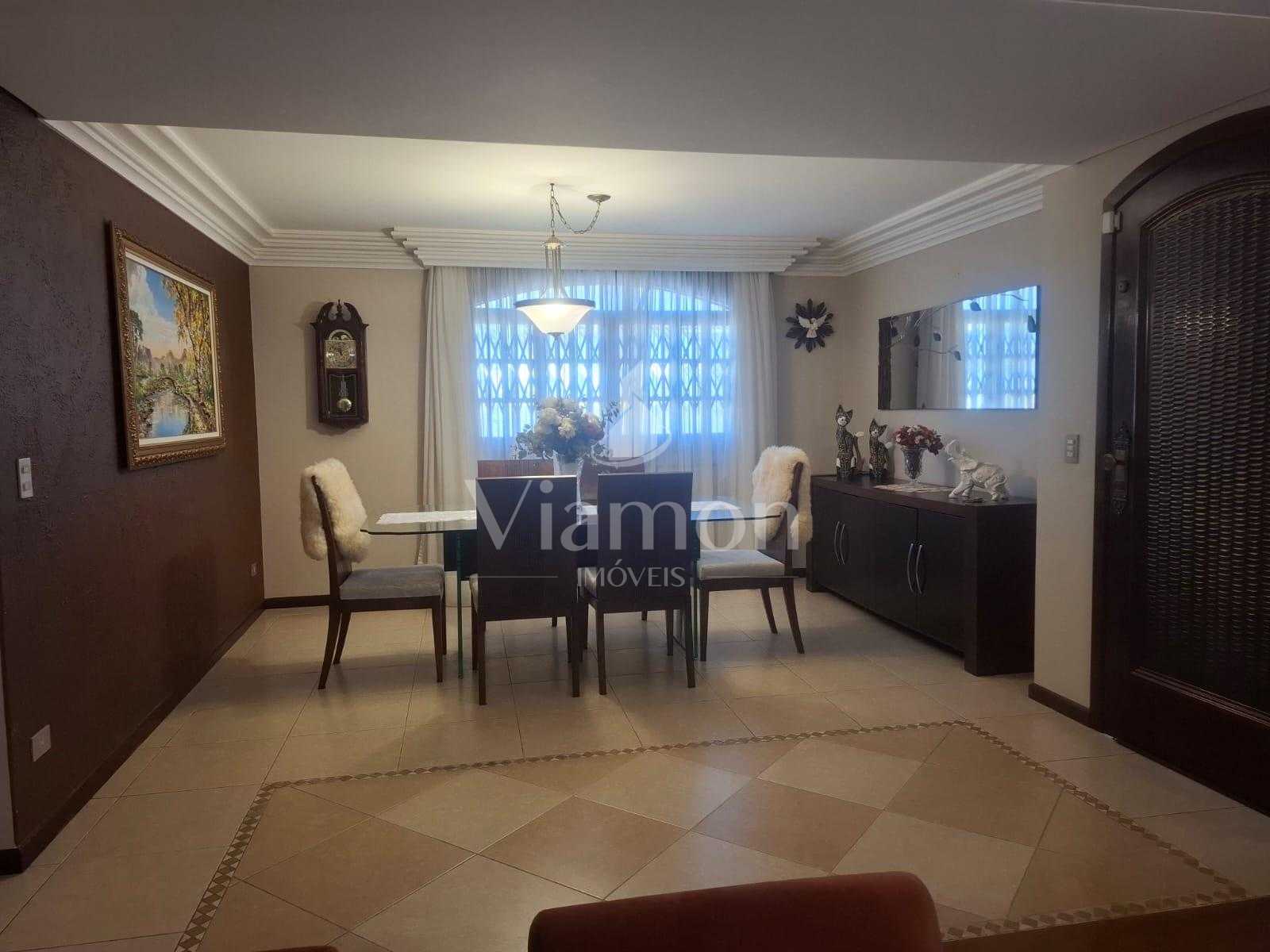 R$ 2.300.000 | Residência Exclusiva em Santa Felicidade com 40...