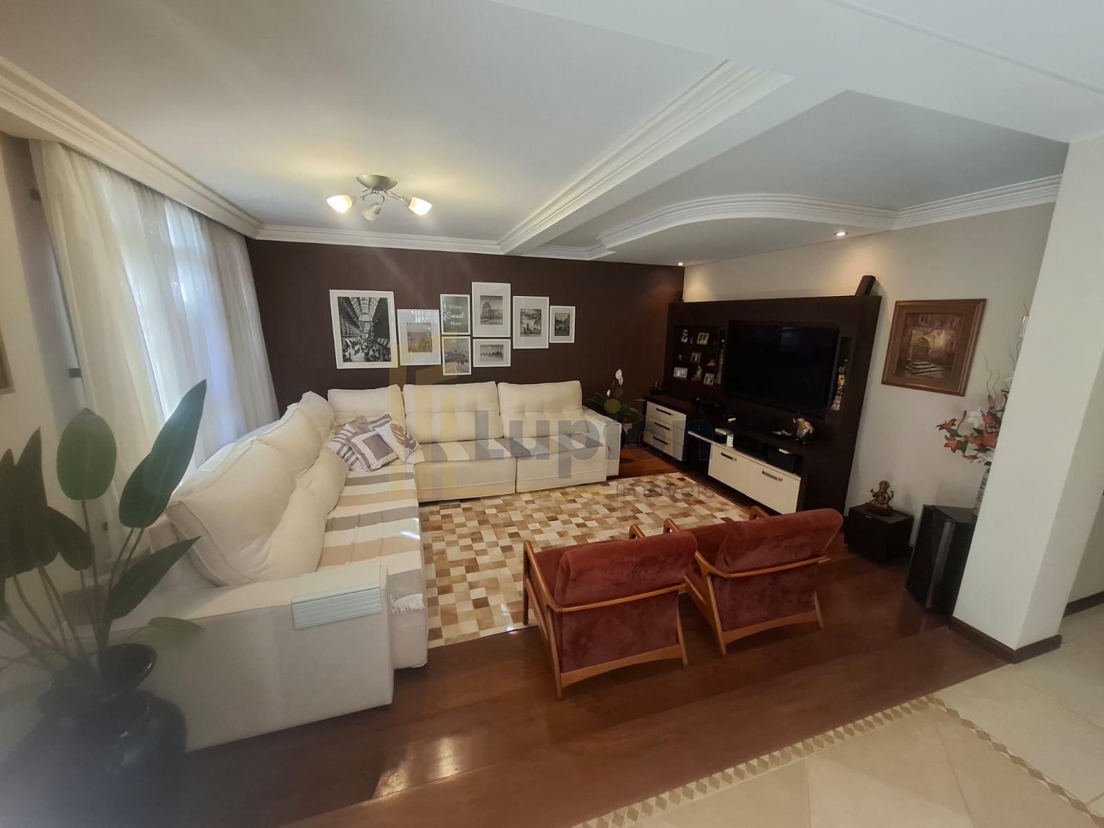 R$ 2.300.000 | Residência Exclusiva em Santa Felicidade com 40...