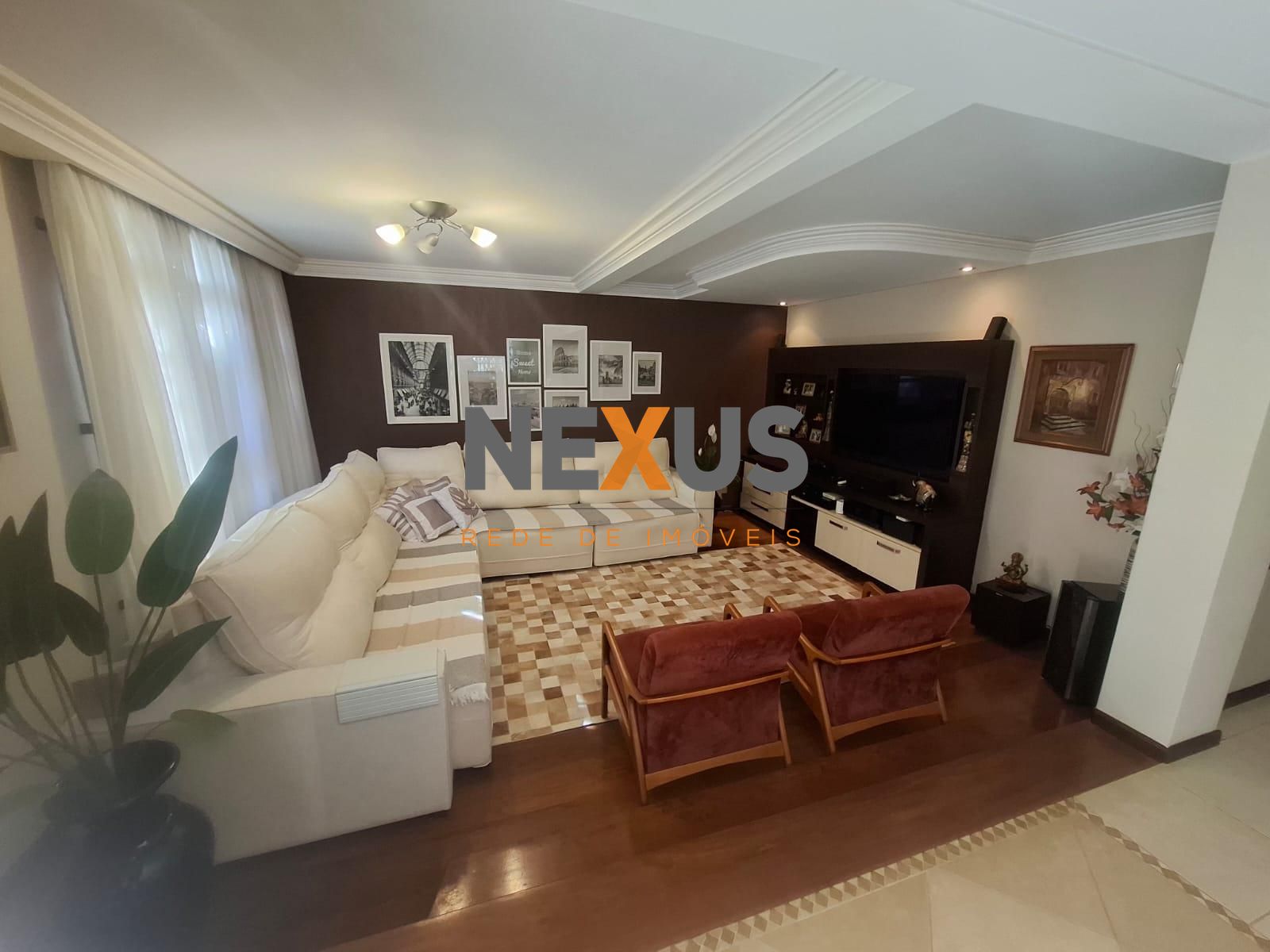 R$ 2.300.000 | Residência Exclusiva em Santa Felicidade com 40...