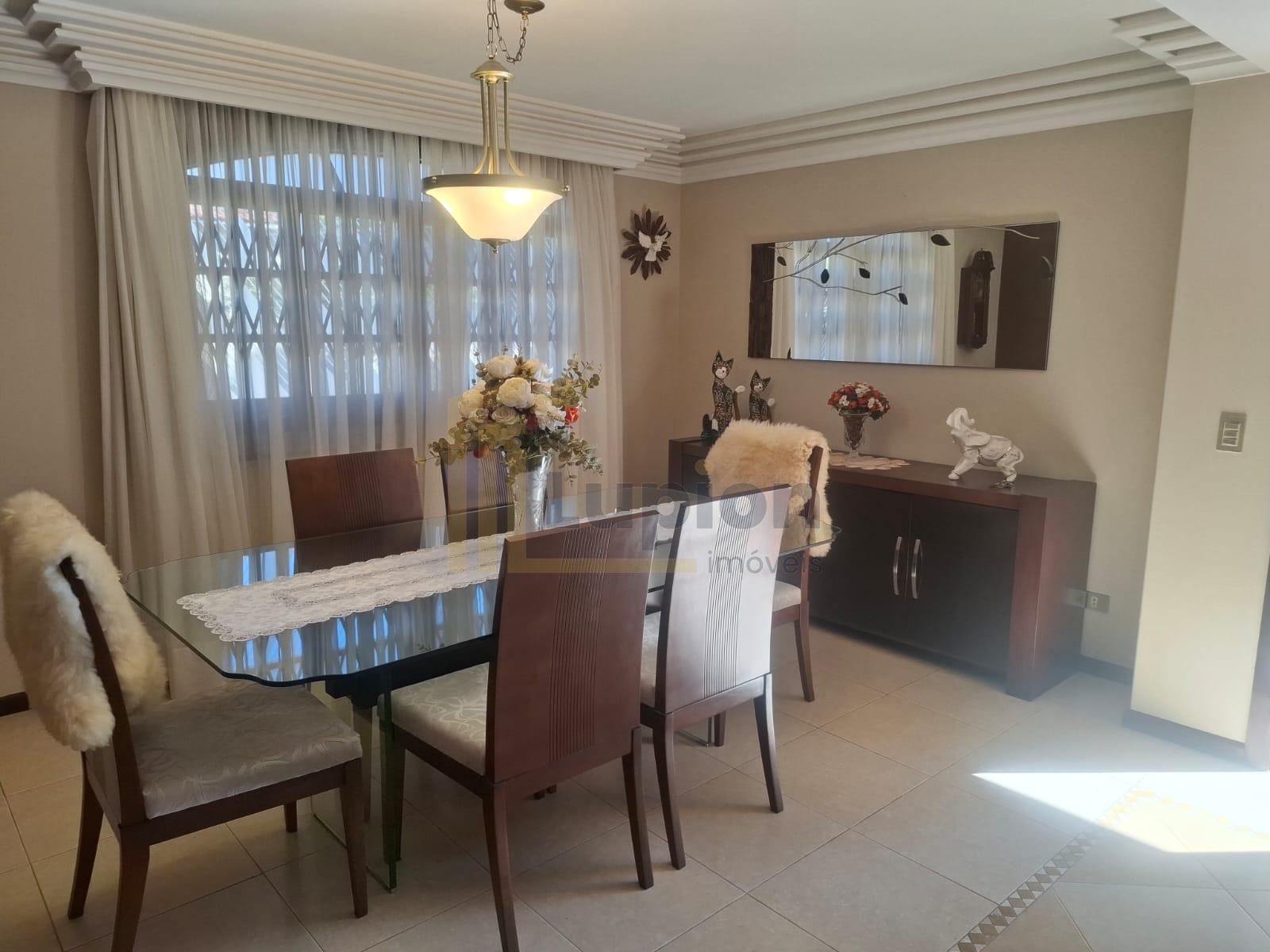 R$ 2.300.000 | Residência Exclusiva em Santa Felicidade com 40...