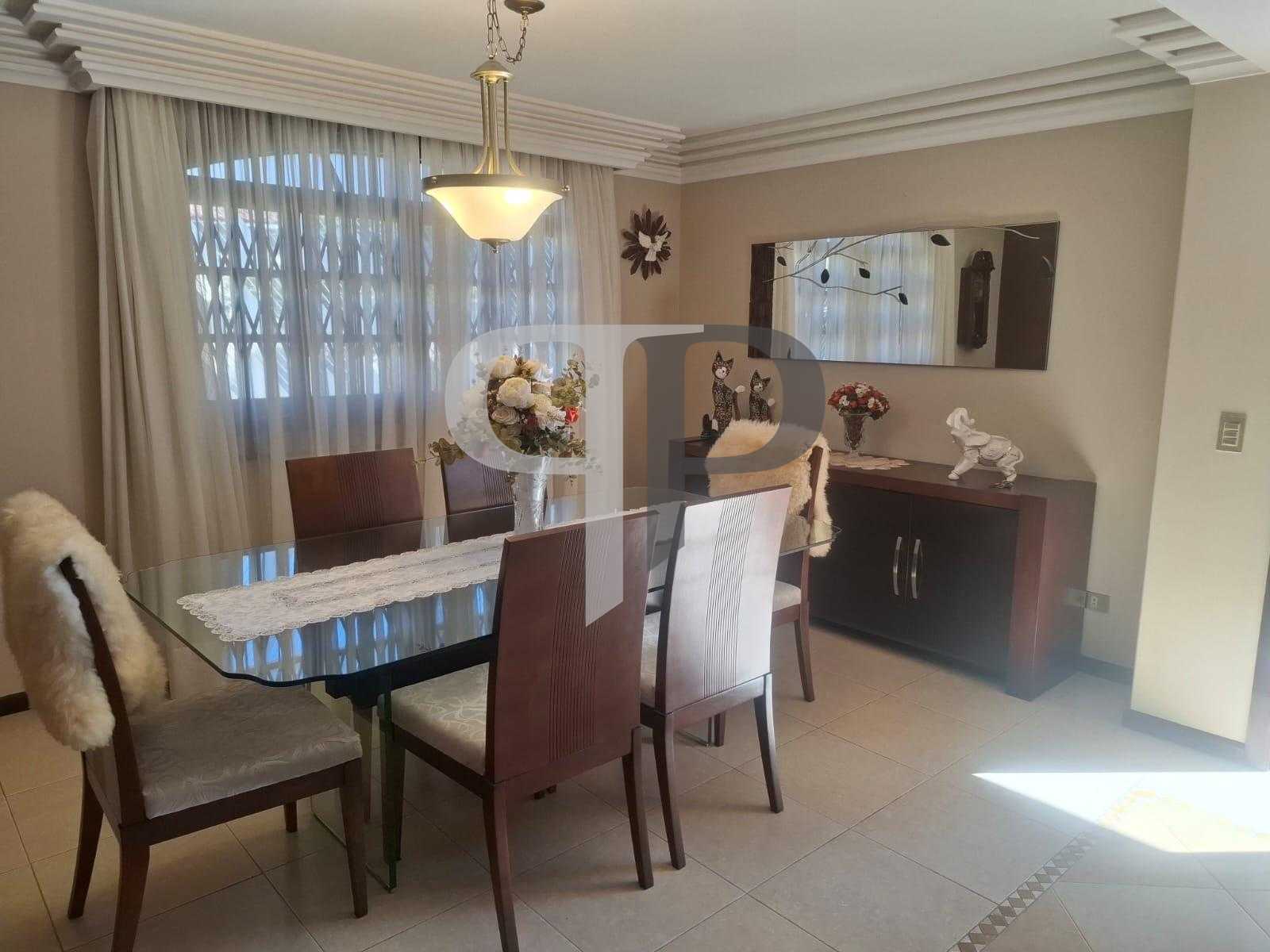 R$ 2.300.000 | Residência Exclusiva em Santa Felicidade com 40...