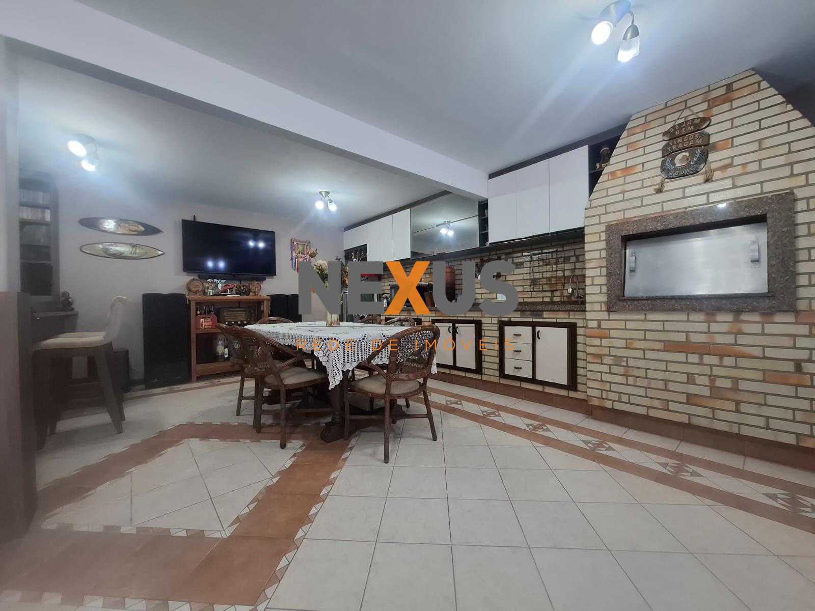 R$ 2.300.000 | Residência Exclusiva em Santa Felicidade com 40...