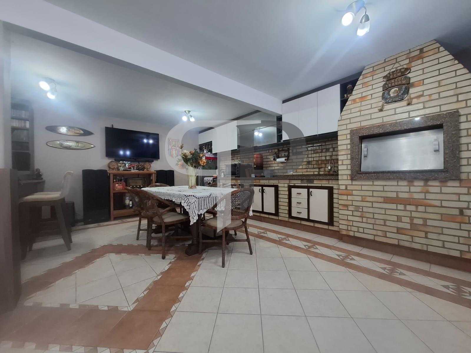 R$ 2.300.000 | Residência Exclusiva em Santa Felicidade com 40...