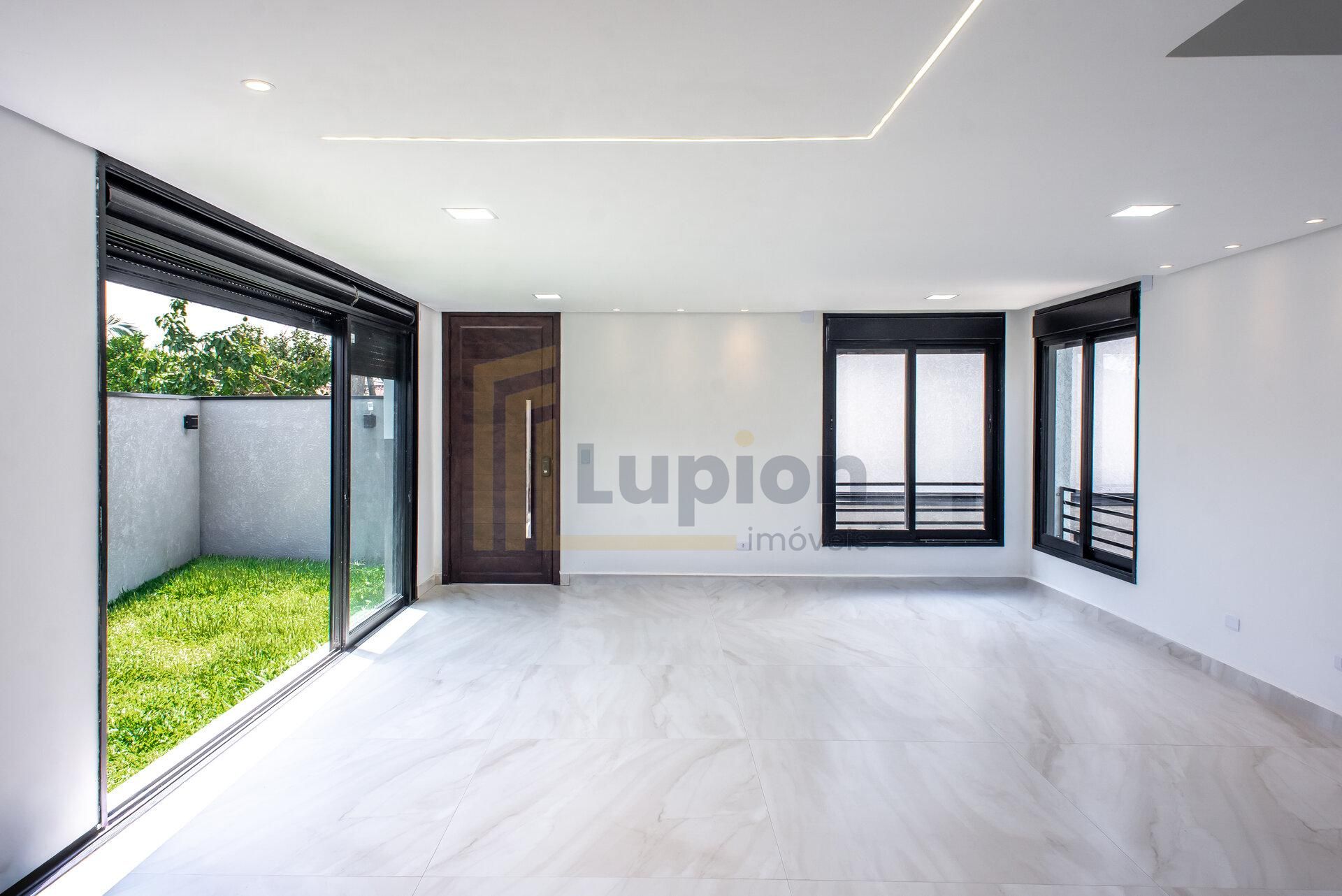 Sobrado Triplex,  não geminado, de 202m² com Terraço, Quintal ...