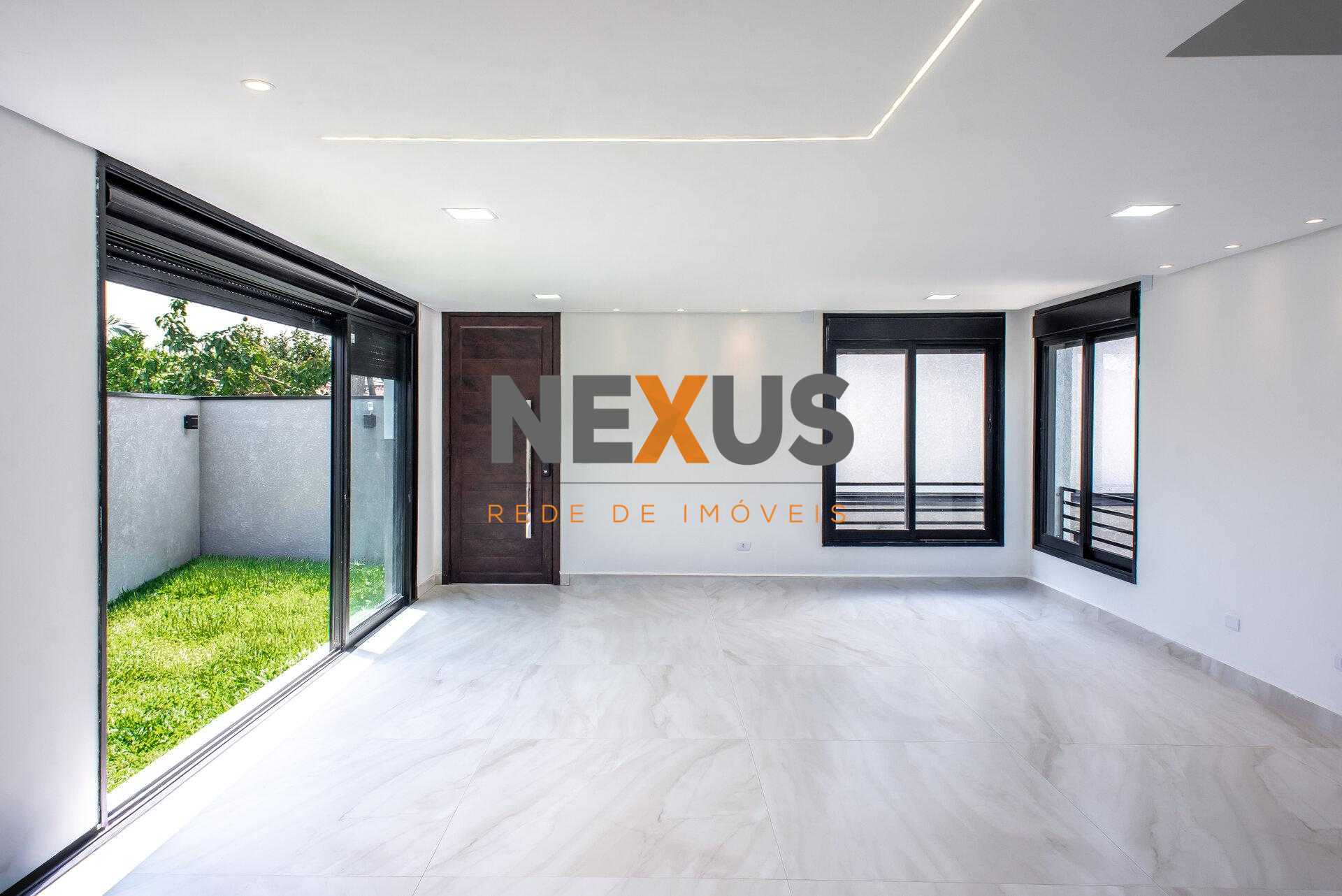 Sobrado Triplex,  não geminado, de 202m² com Terraço, Quintal ...