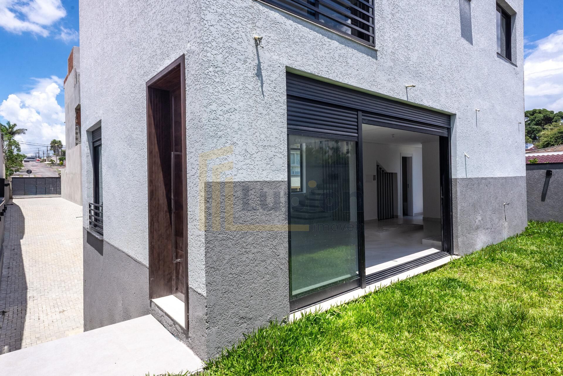 Sobrado Triplex,  não geminado, de 202m² com Terraço, Quintal ...
