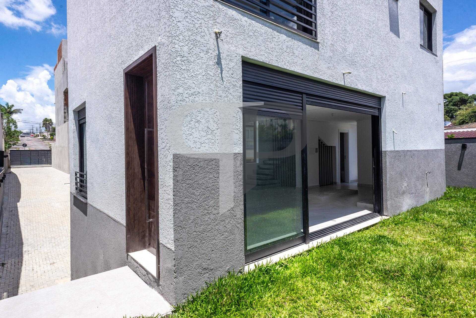 Sobrado Triplex,  não geminado, de 202m² com Terraço, Quintal ...