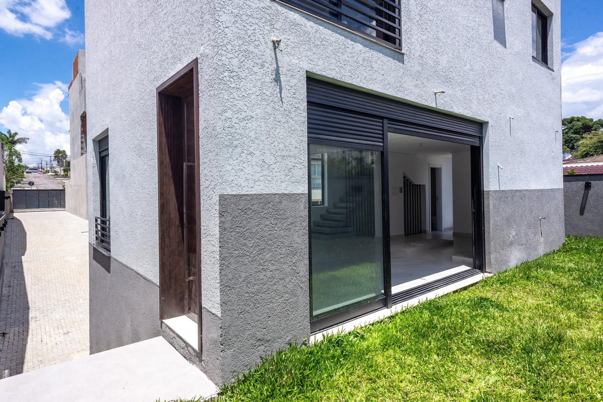 Sobrado Triplex,  não geminado, de 202m² com Terraço, Quintal ...