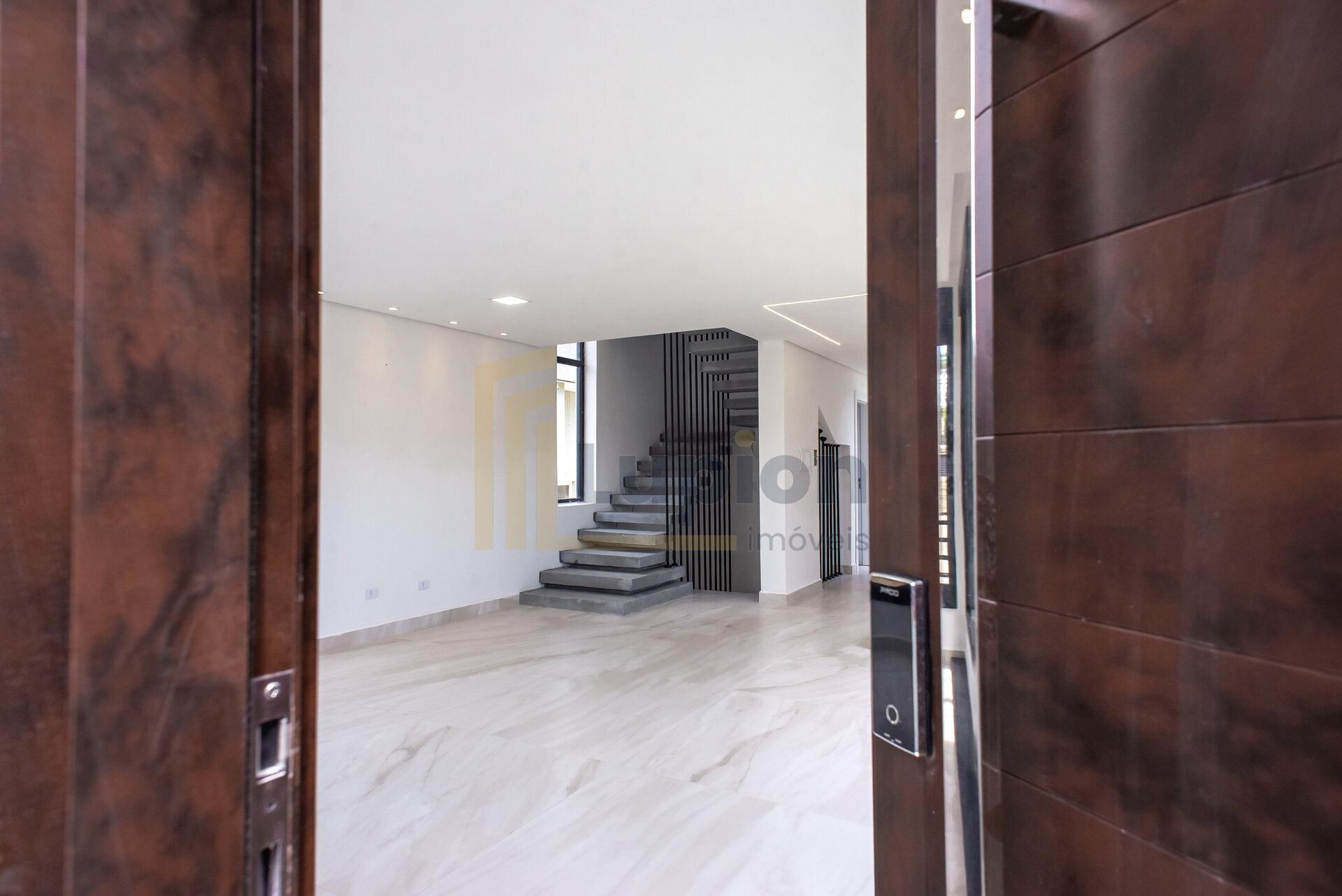 Sobrado Triplex,  não geminado, de 202m² com Terraço, Quintal ...