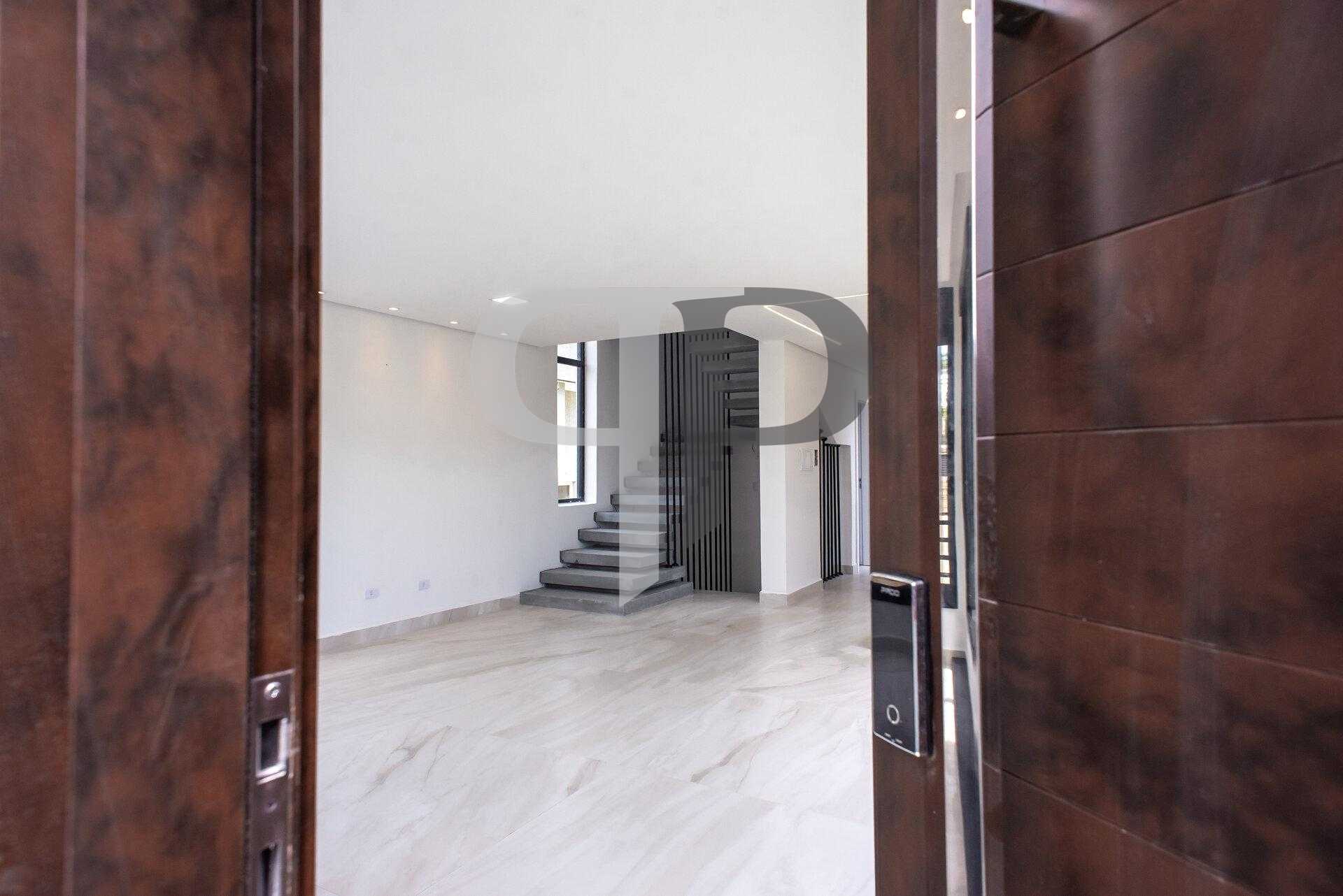 Sobrado Triplex,  não geminado, de 202m² com Terraço, Quintal ...