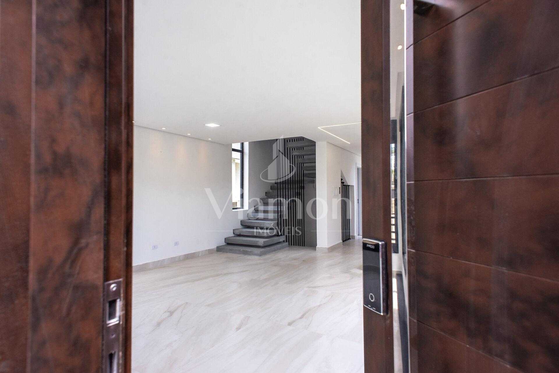 Sobrado Triplex,  não geminado, de 202m² com Terraço, Quintal ...