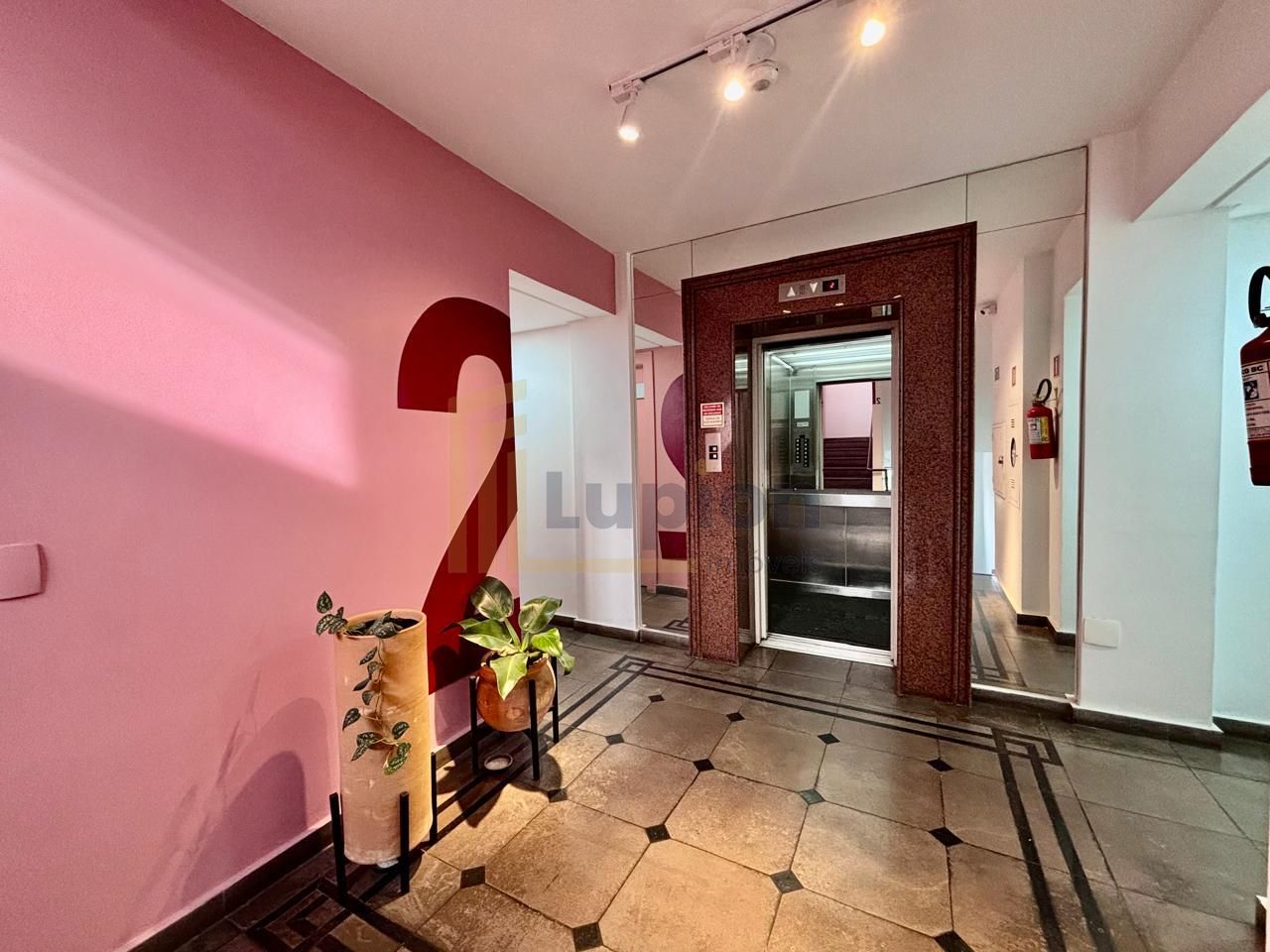 Sala Comercial Ampla no Parolin com Excelente Localização e Po...