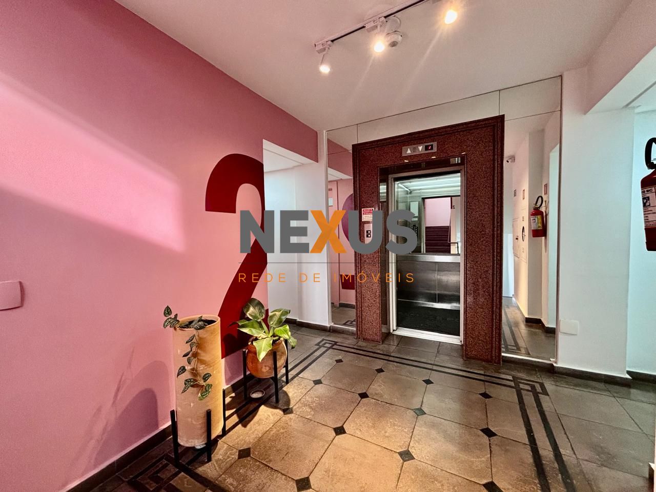 Sala Comercial Ampla no Parolin com Excelente Localização e Po...