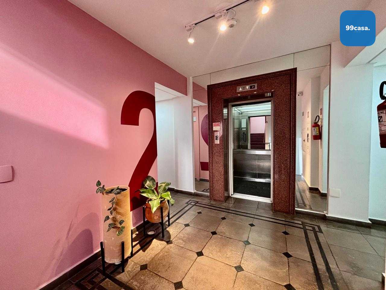 Sala Comercial Ampla no Parolin com Excelente Localização e Po...