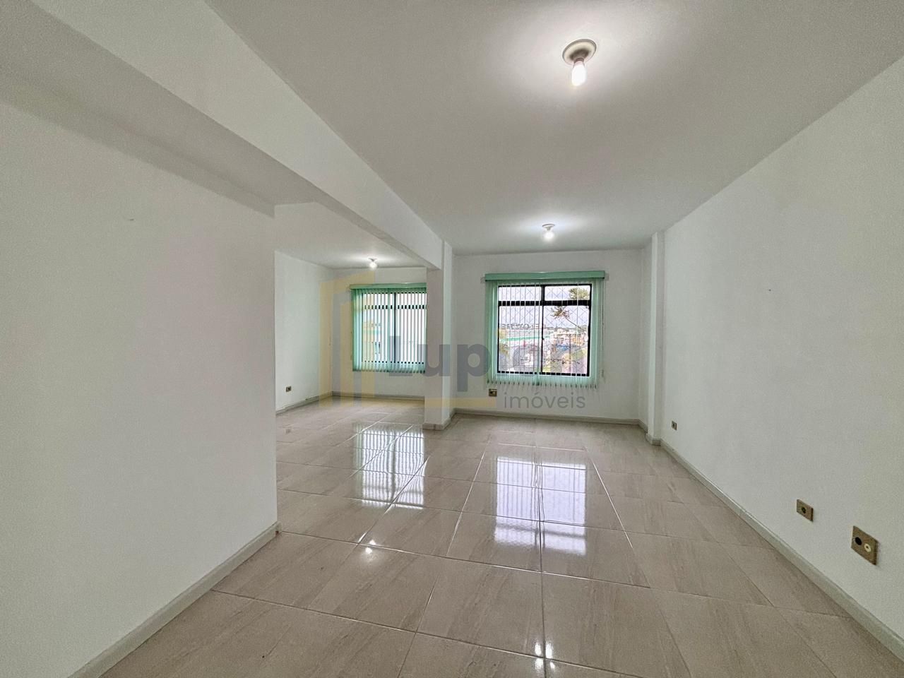 Sala Comercial Ampla no Parolin com Excelente Localização e Po...
