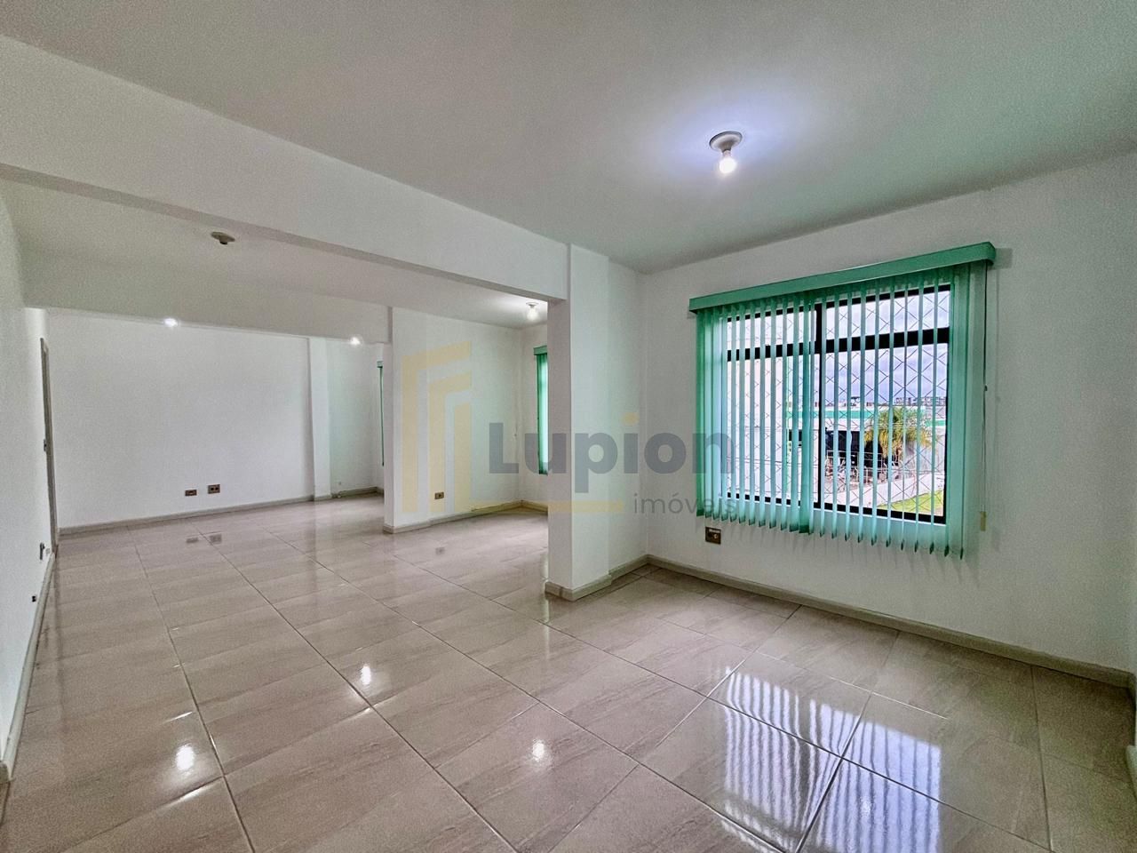 Sala Comercial Ampla no Parolin com Excelente Localização e Po...