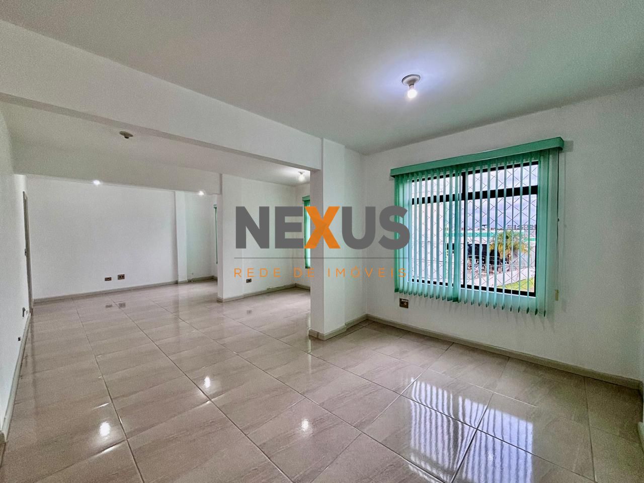 Sala Comercial Ampla no Parolin com Excelente Localização e Po...