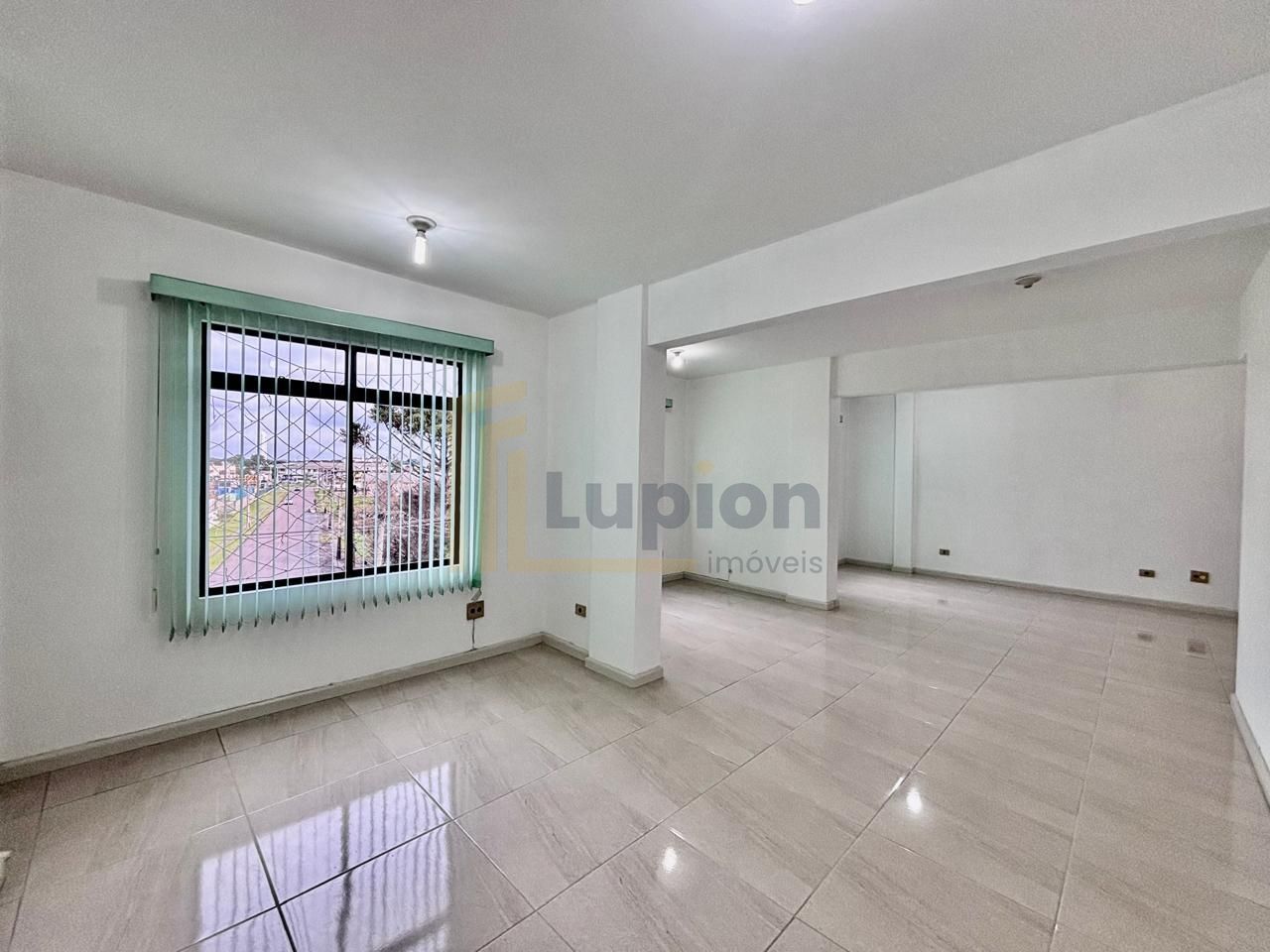 Sala Comercial Ampla no Parolin com Excelente Localização e Po...
