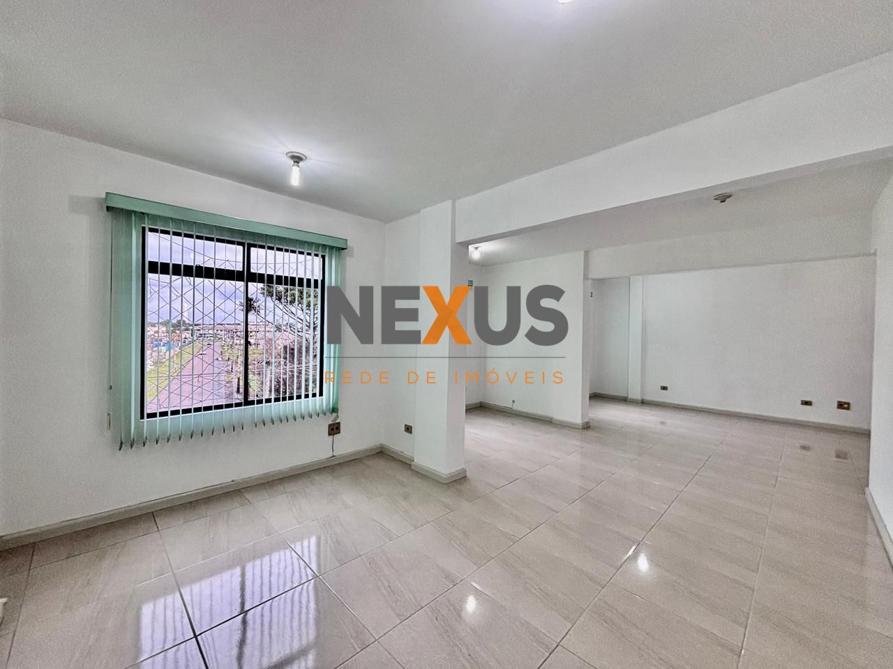 Sala Comercial Ampla no Parolin com Excelente Localização e Po...
