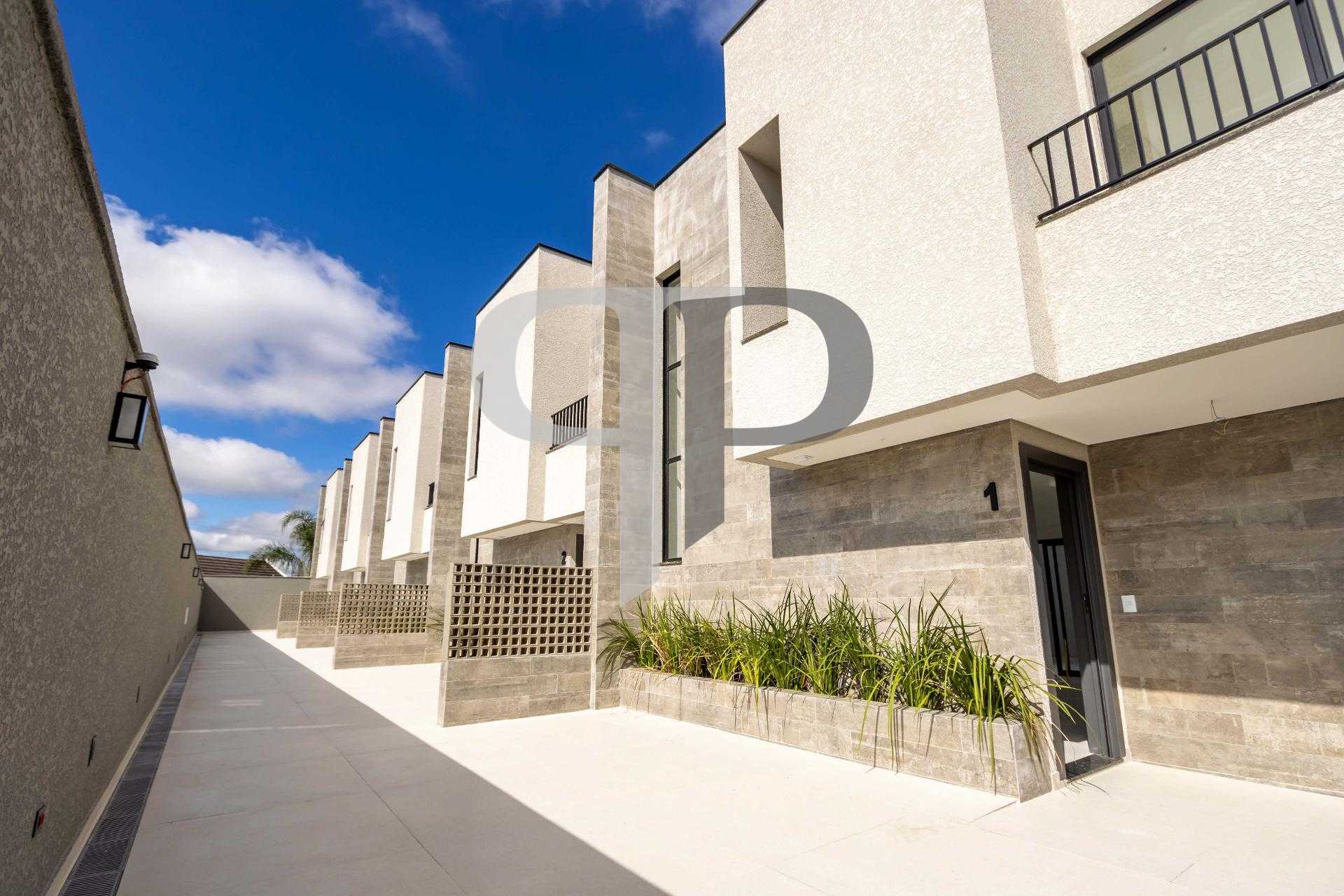 Sobrado contemporâneo com 3 quartos, jardim privativo e boulev...