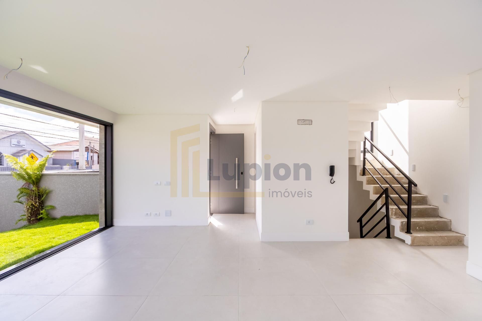 Sobrado contemporâneo com 3 quartos, jardim privativo e boulev...