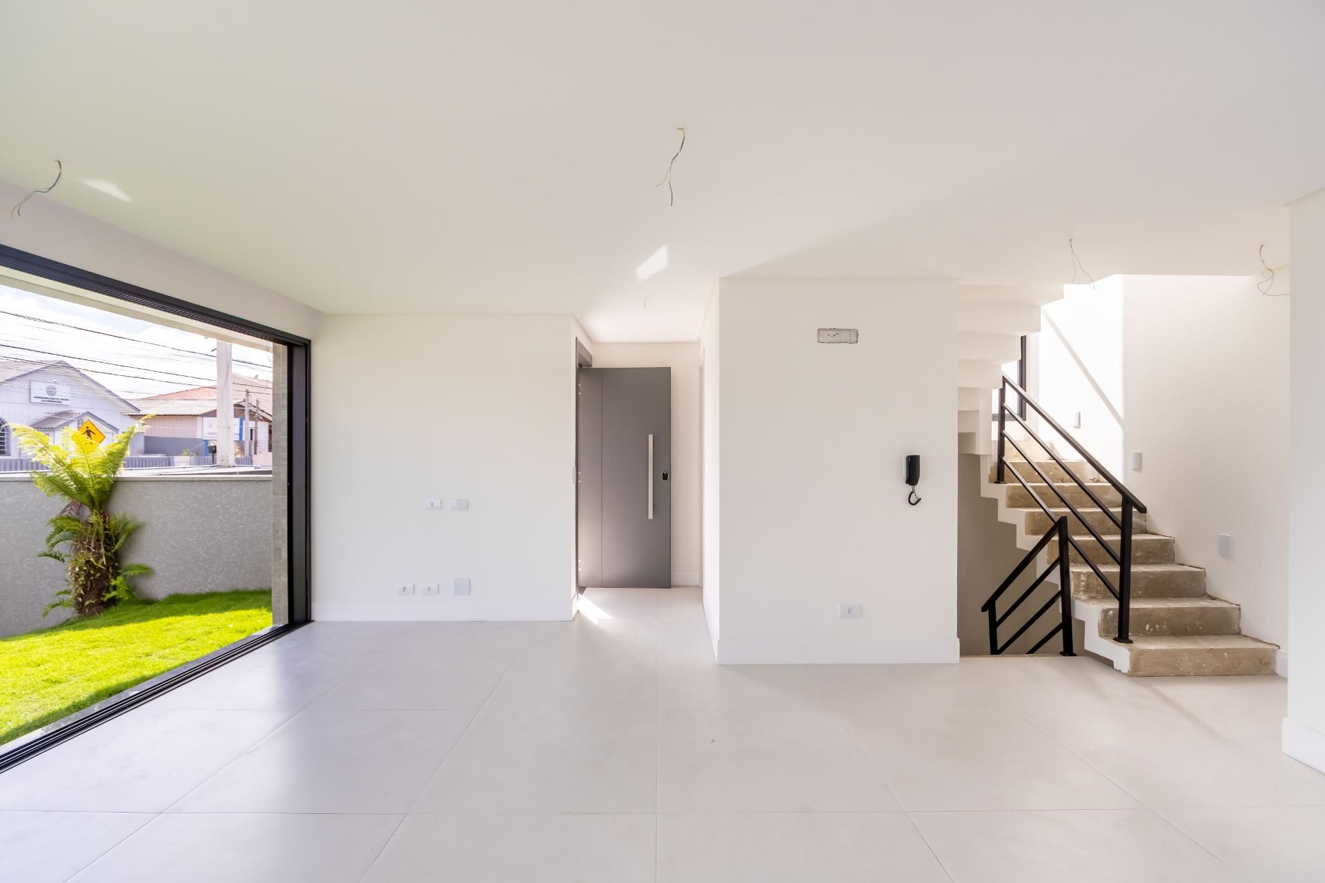 Sobrado contemporâneo com 3 quartos, jardim privativo e boulev...