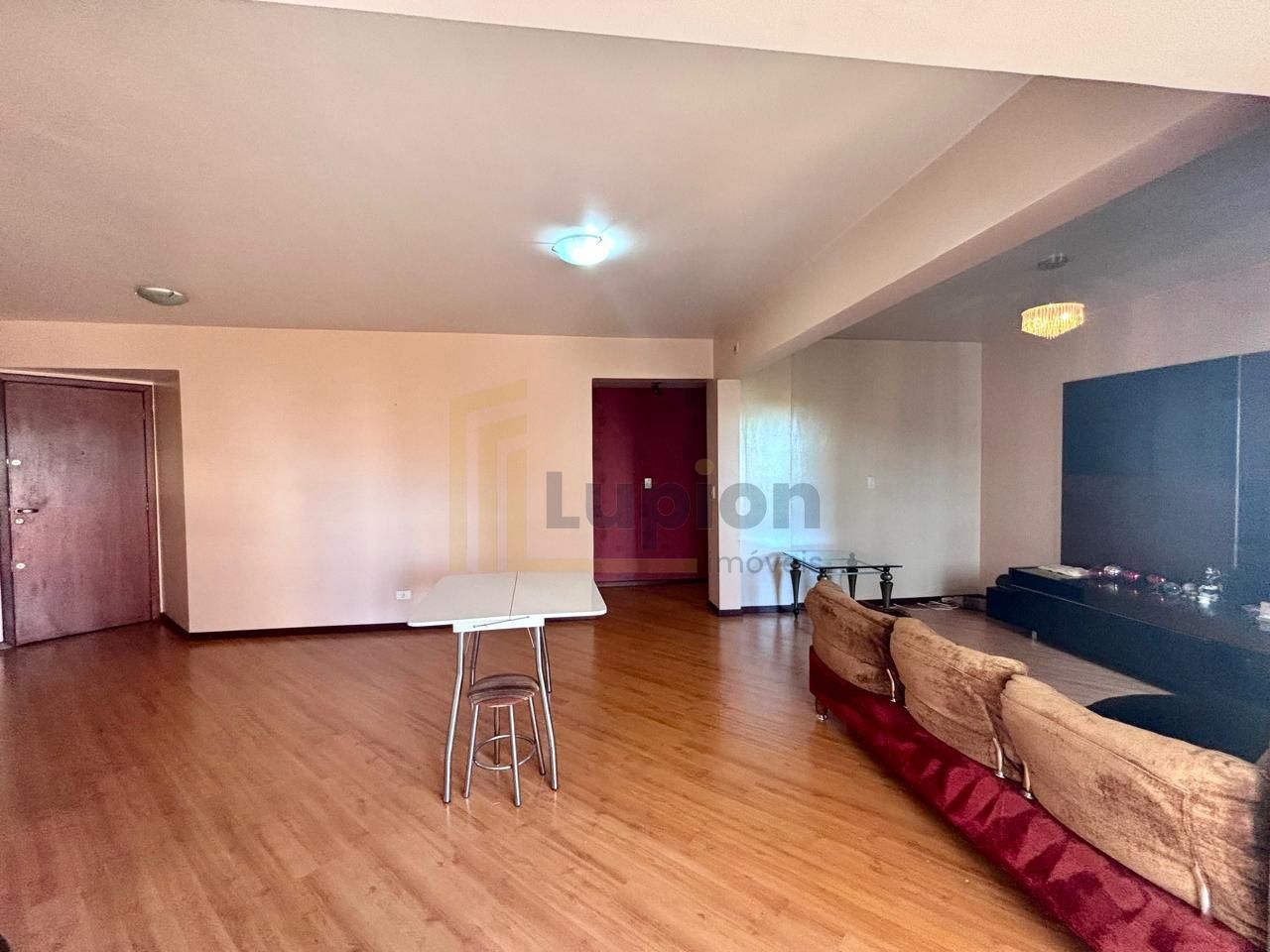 Apartamento ensolarado com 3 quartos, varanda com churrasqueir...