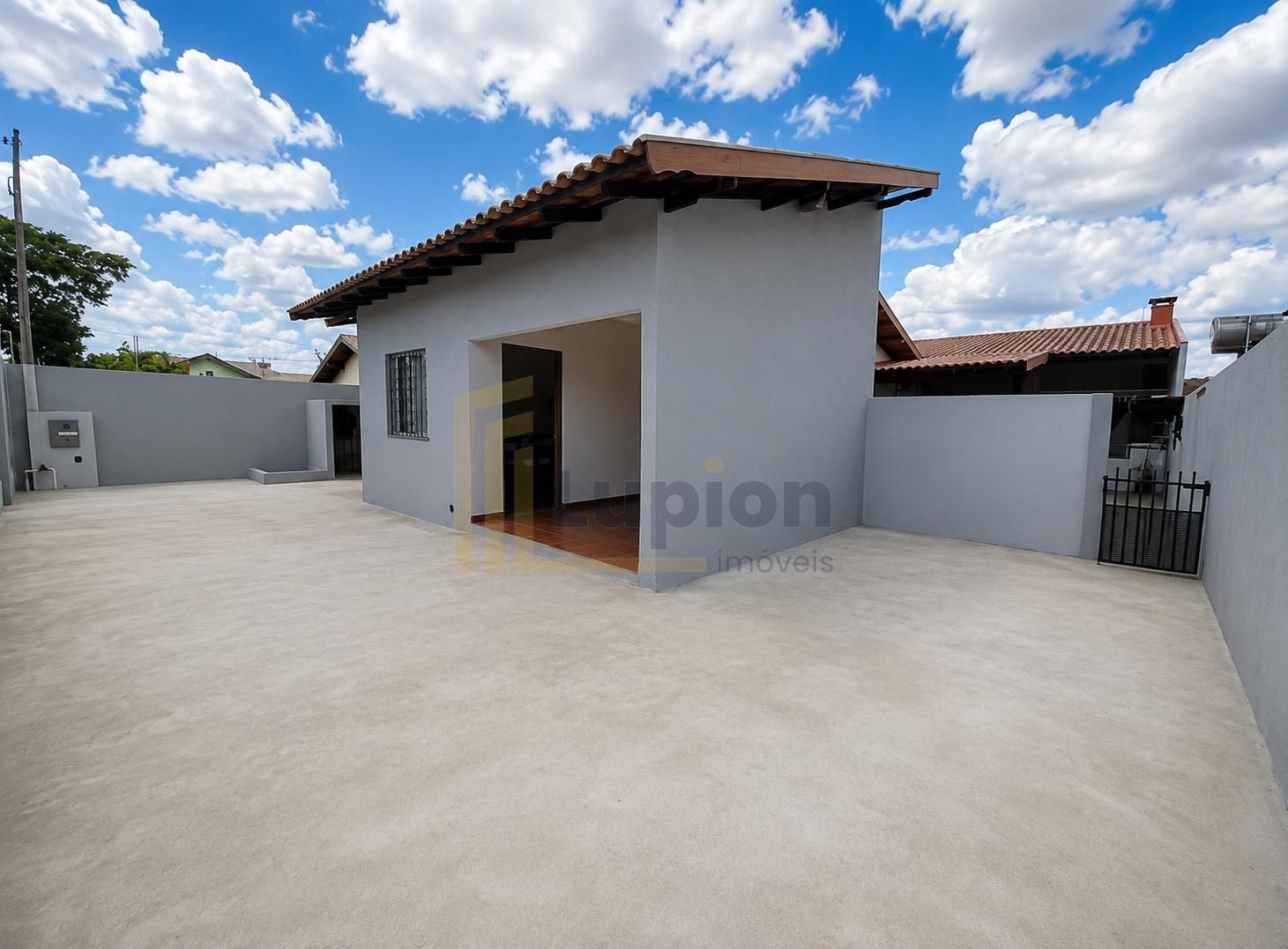 Casa A Venda Três Quartos 300 Metros de Terreno