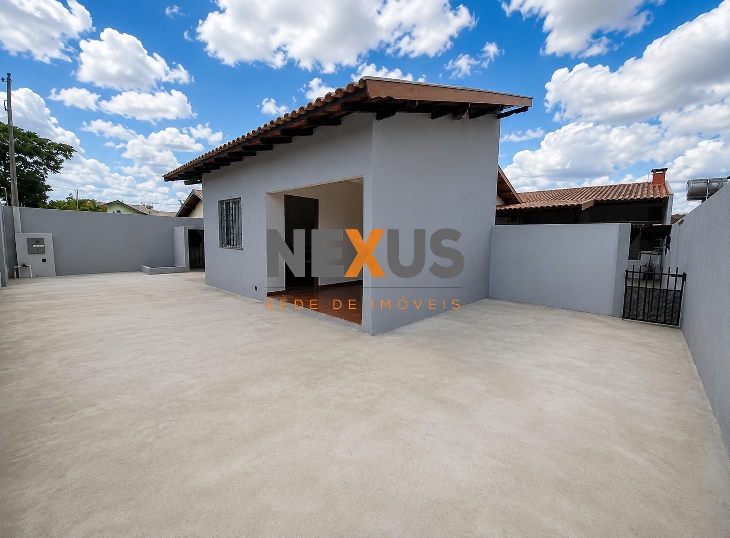 Casa A Venda Três Quartos 300 Metros de Terreno