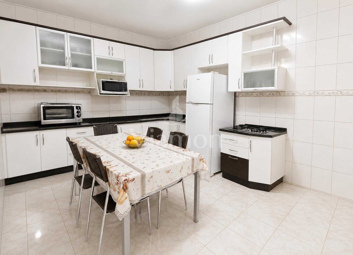 Casa A Venda Três Quartos 300 Metros de Terreno