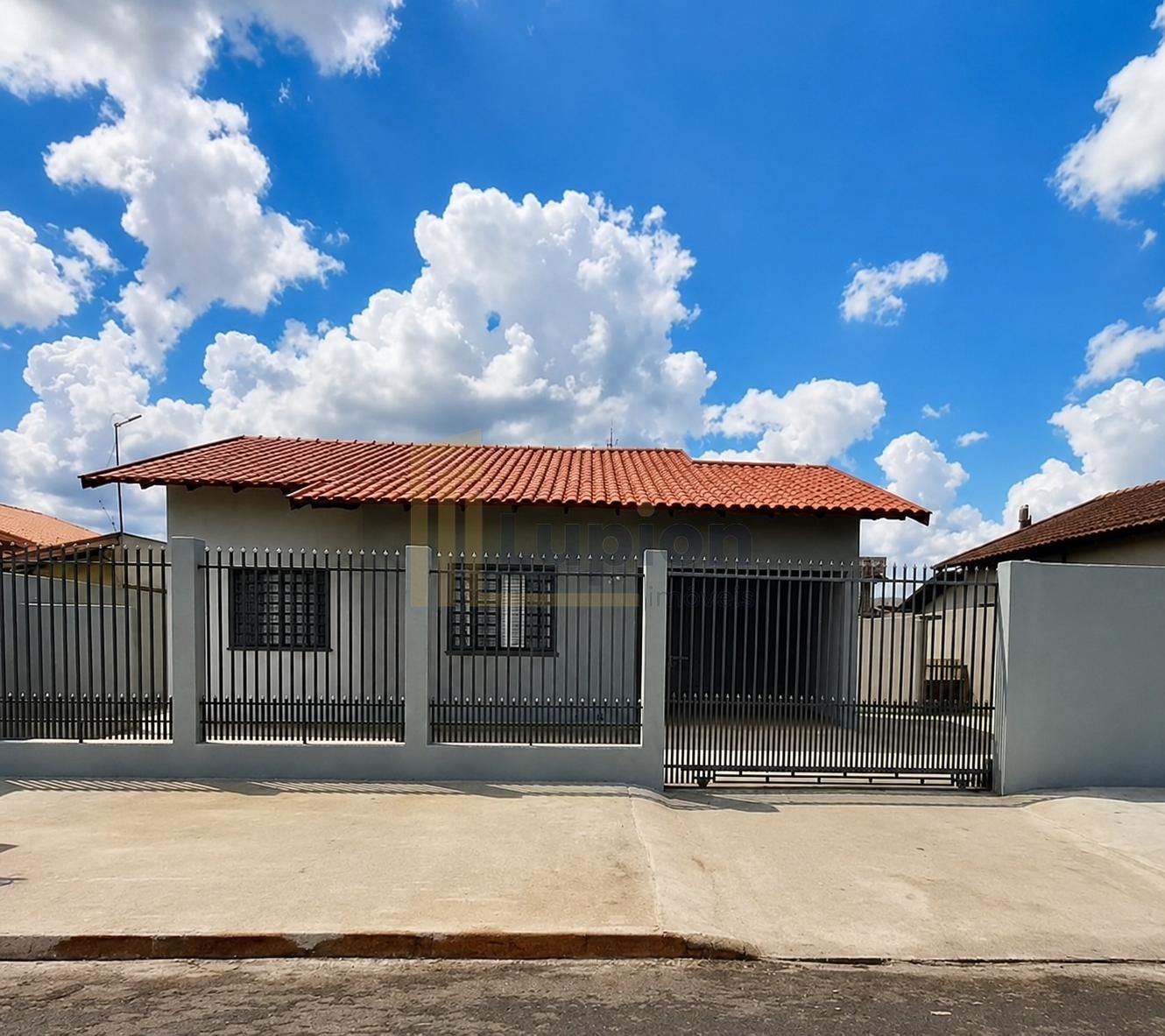 Casa A Venda Três Quartos 300 Metros de Terreno