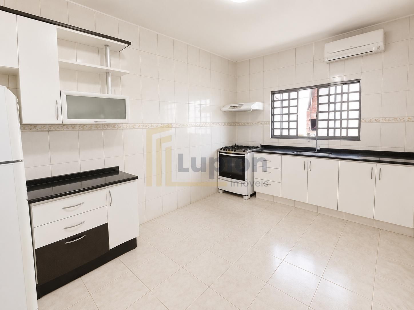 Casa A Venda Três Quartos 300 Metros de Terreno