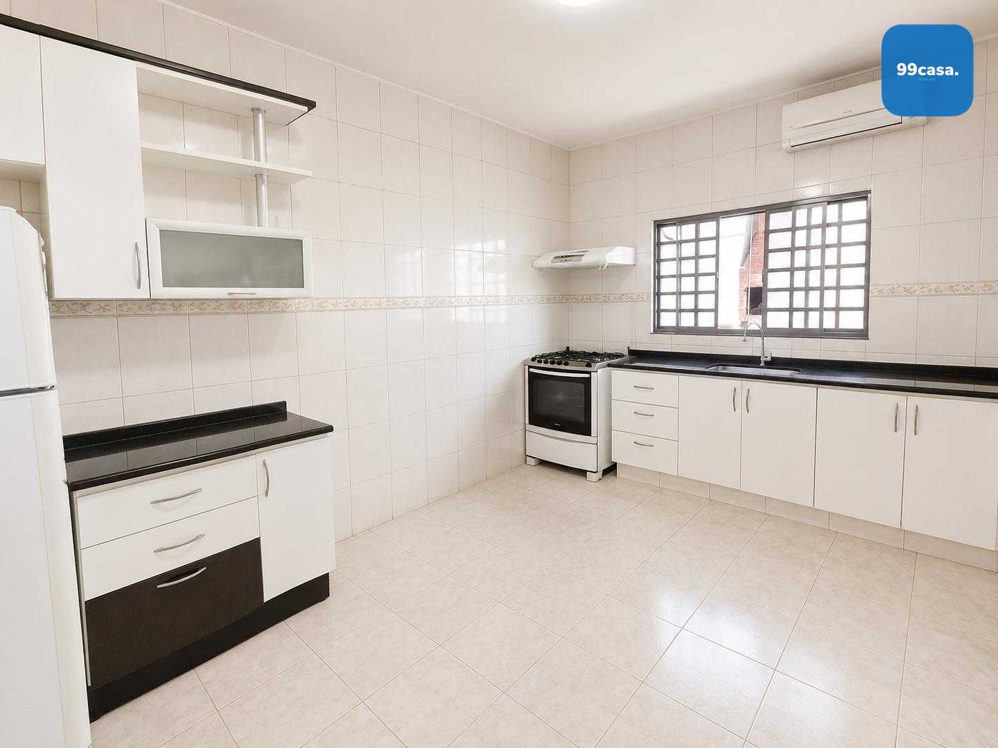 Casa A Venda Três Quartos 300 Metros de Terreno