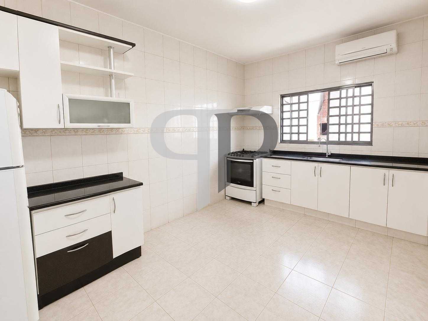 Casa A Venda Três Quartos 300 Metros de Terreno