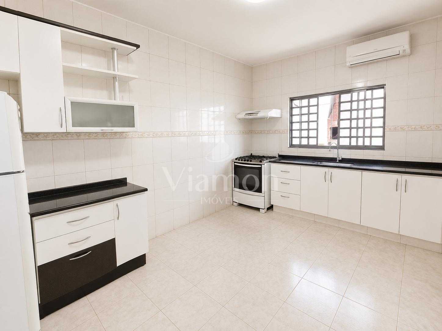 Casa A Venda Três Quartos 300 Metros de Terreno