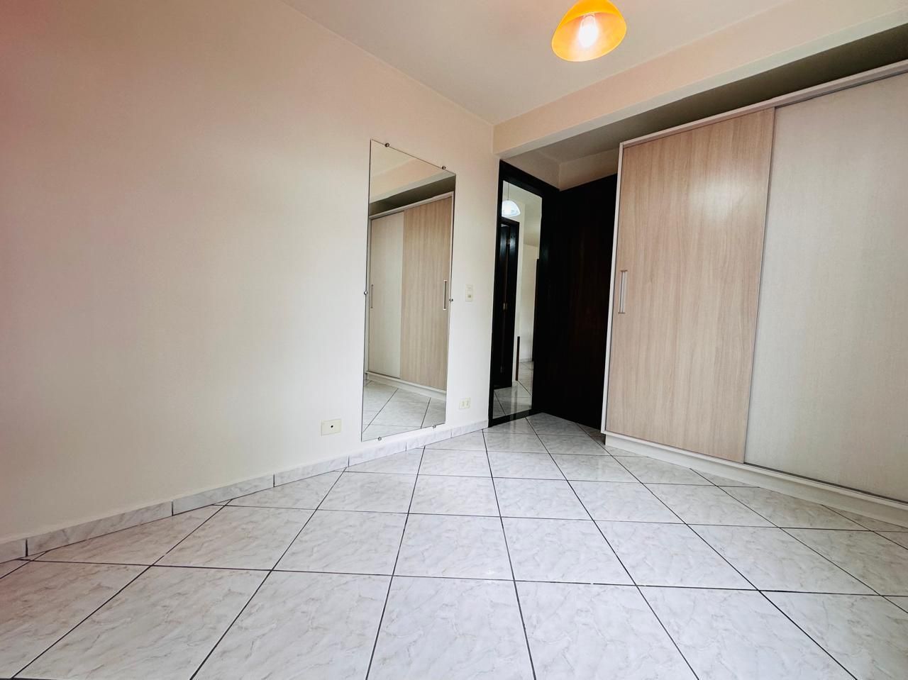 Apartamento térreo com 2 dormitórios, face norte e vaga privat...