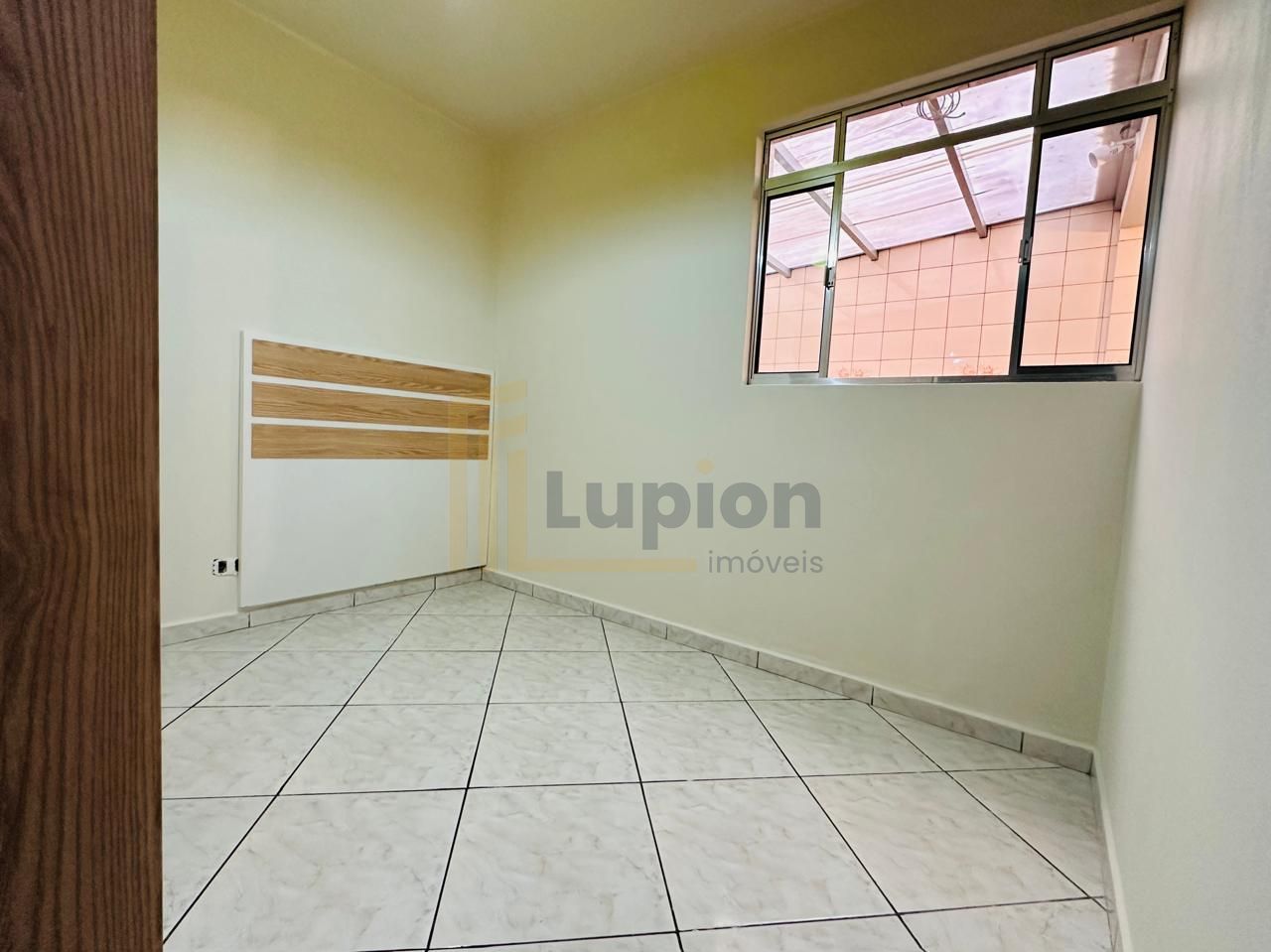 Apartamento térreo com 2 dormitórios, face norte e vaga privat...