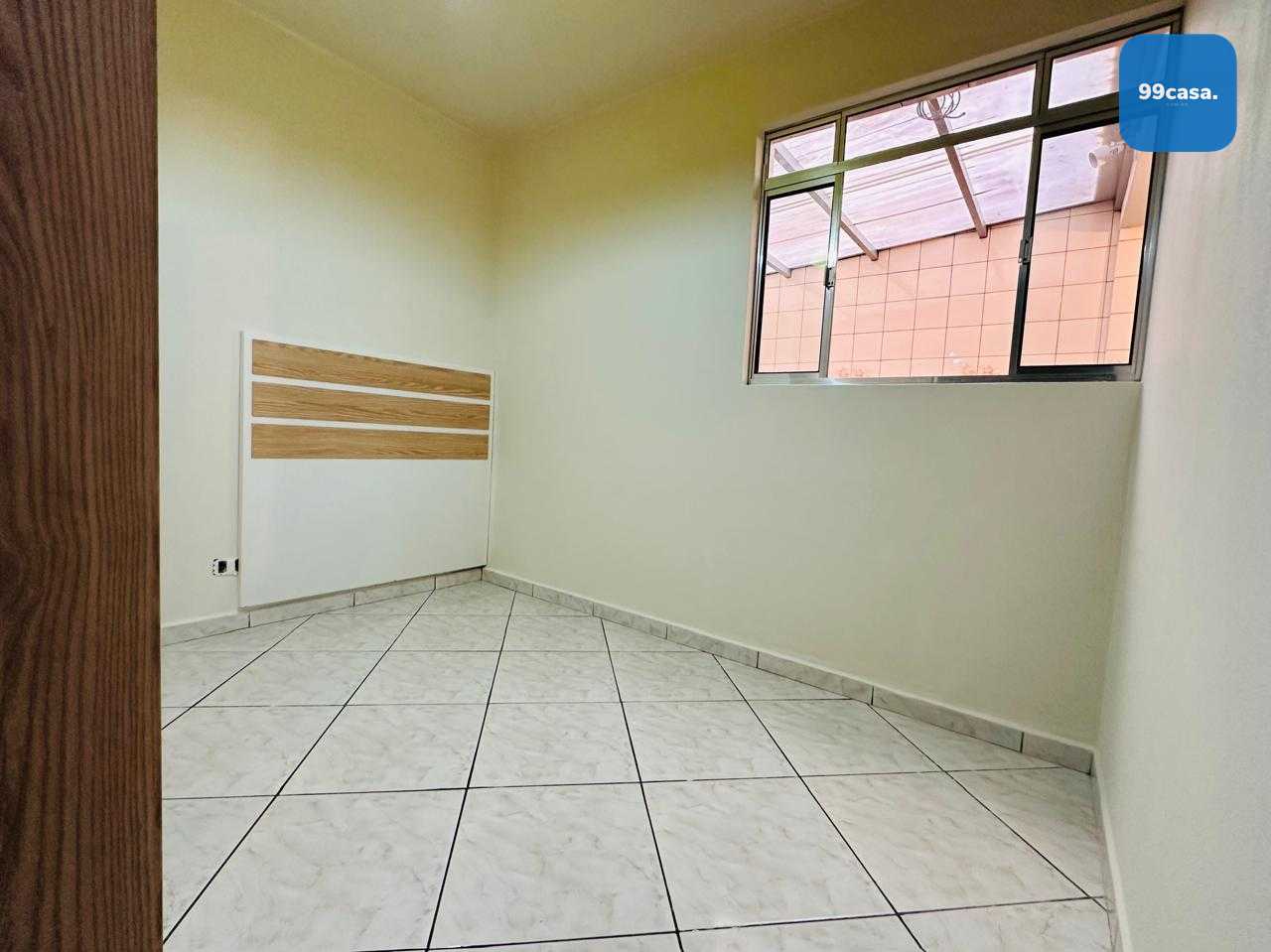 Apartamento térreo com 2 dormitórios, face norte e vaga privat...