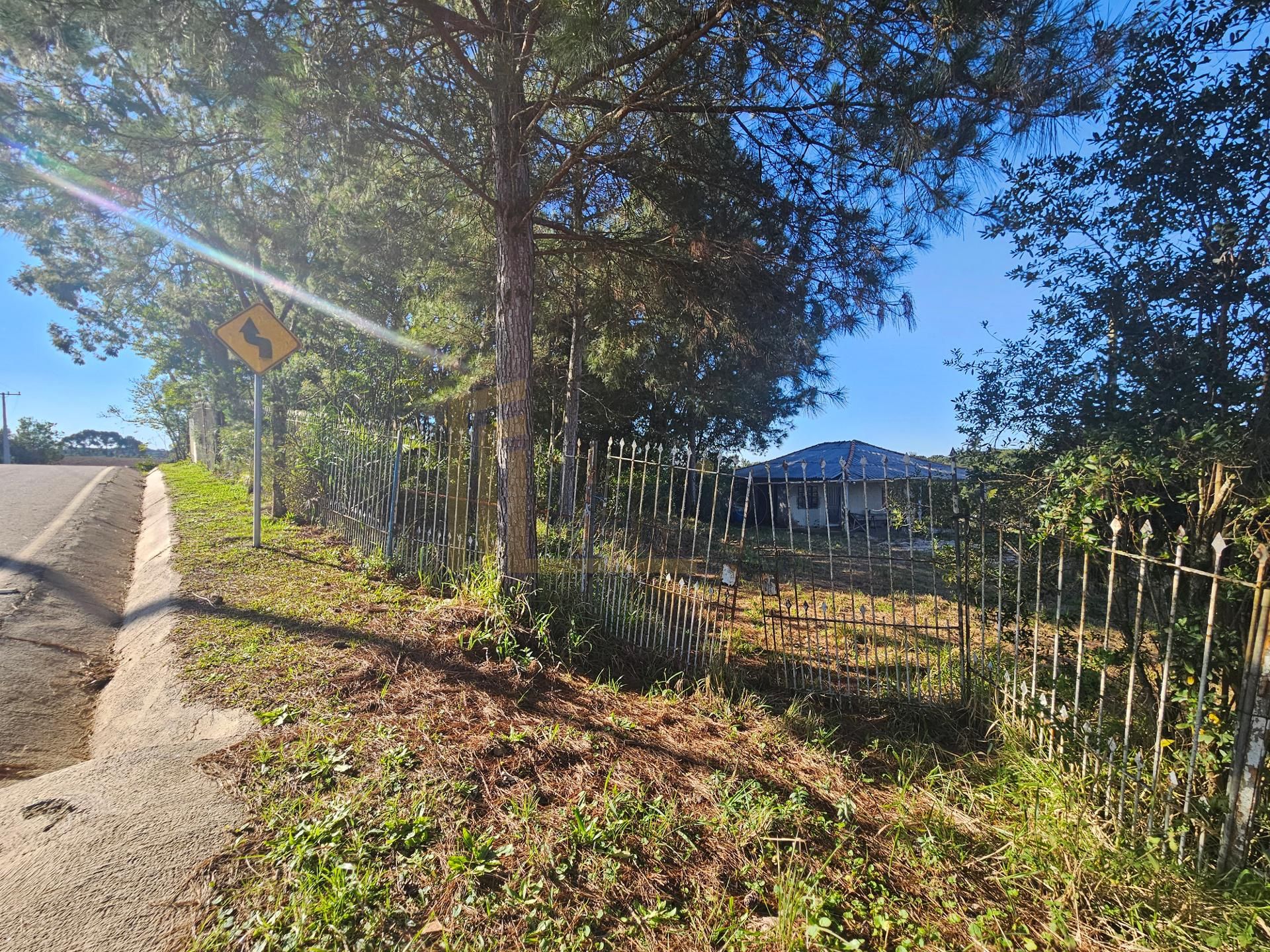 Chácara com 7.198 m² de área, registrada, frente para asfalto,...