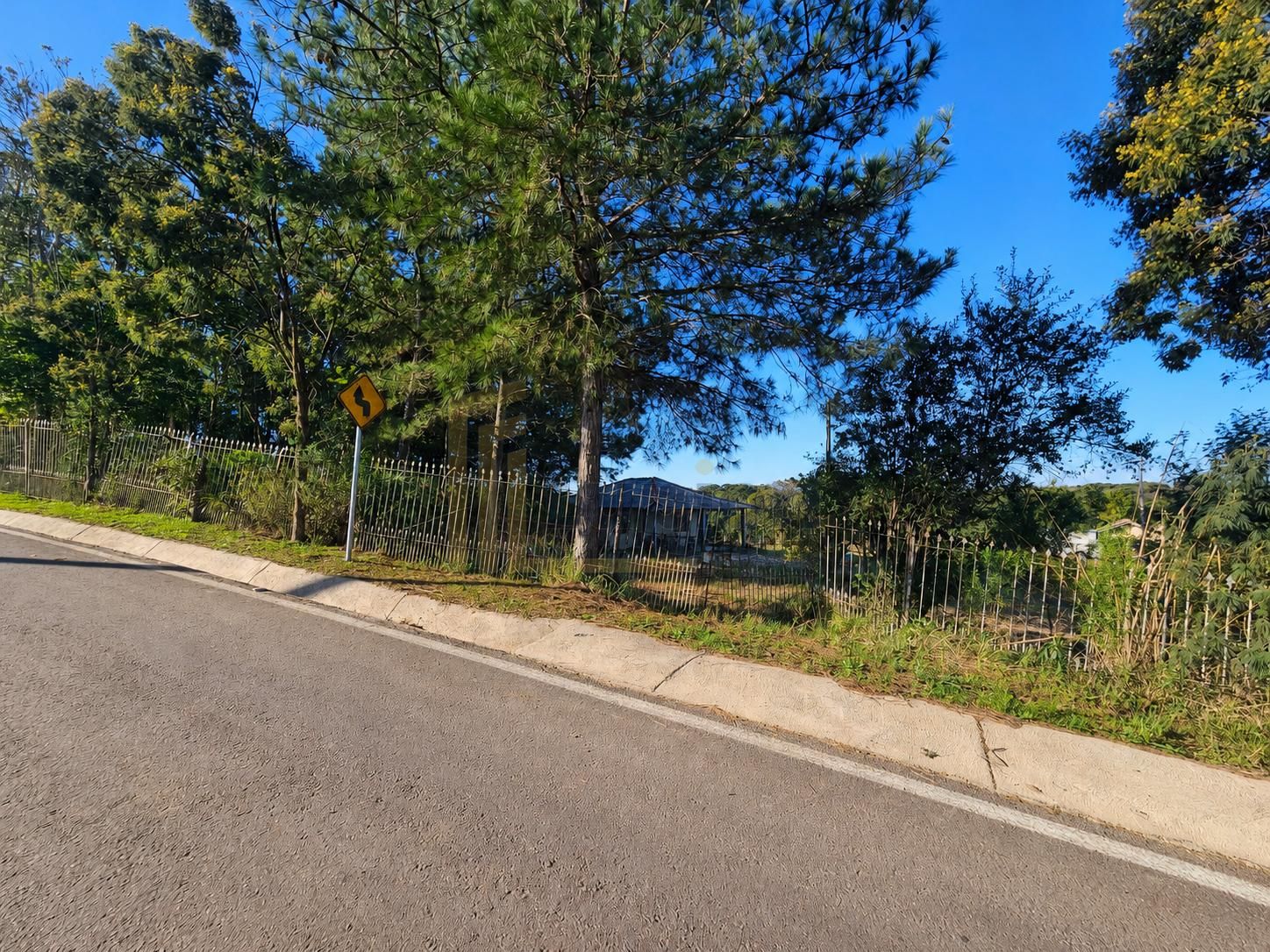 Chácara com 7.198 m² de área, registrada, frente para asfalto,...
