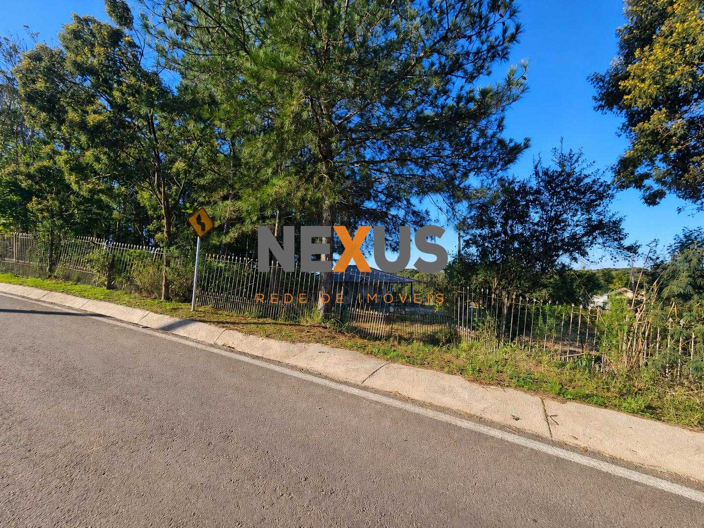 Chácara com 7.198 m² de área, registrada, frente para asfalto,...