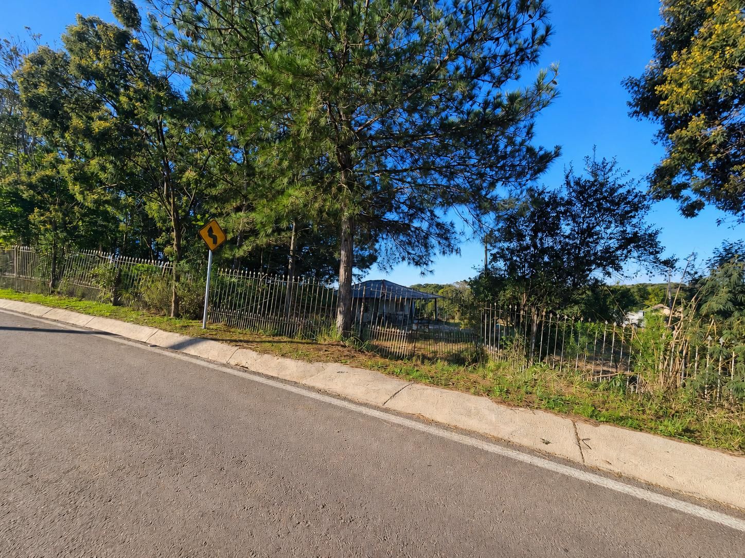 Chácara com 7.198 m² de área, registrada, frente para asfalto,...
