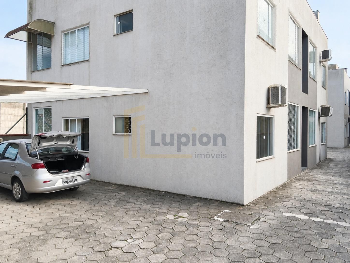 Apartamento térreo semimobiliado com 2 quartos e churrasqueira...