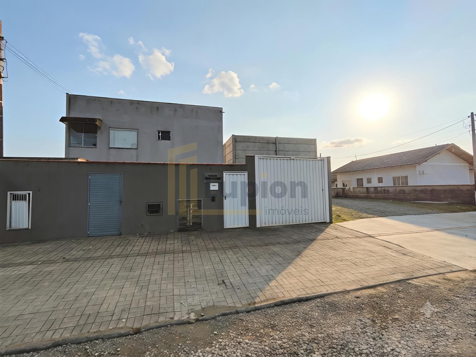 Apartamento térreo semimobiliado com 2 quartos e churrasqueira...