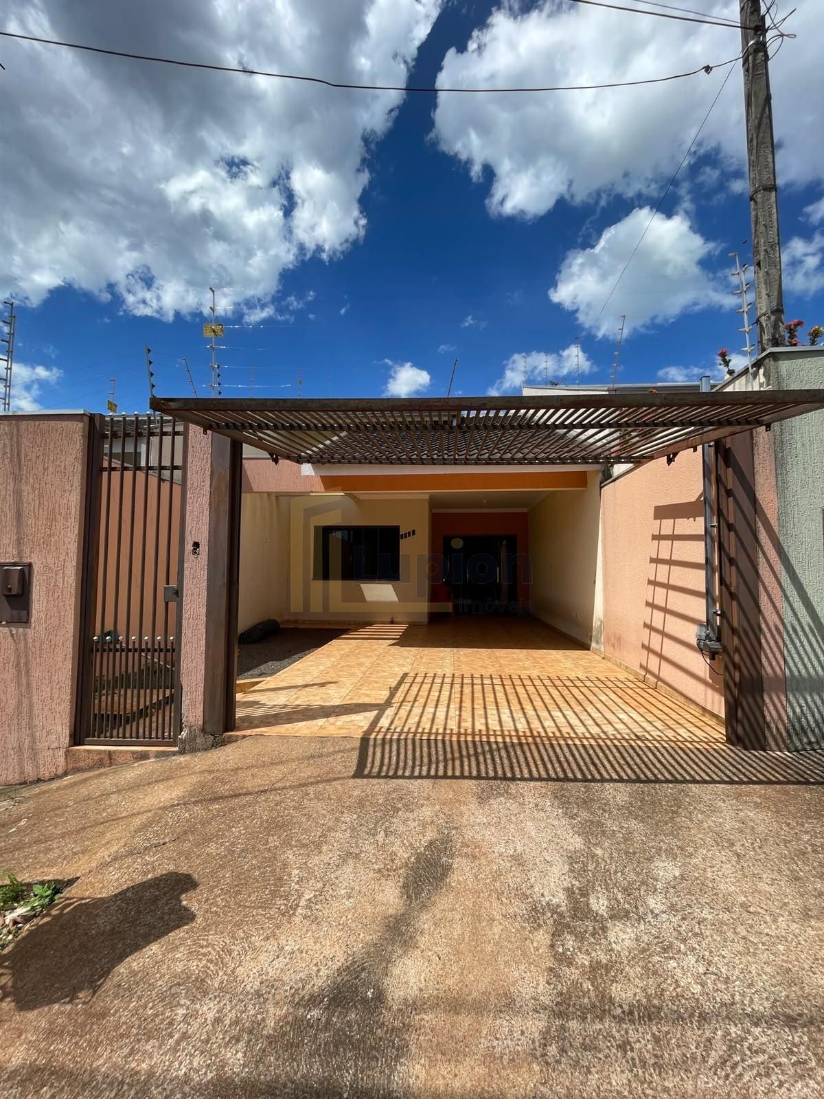Casa com 3 Quartos, Suíte e Área nos Fundos no Jardim Nova Oásis
