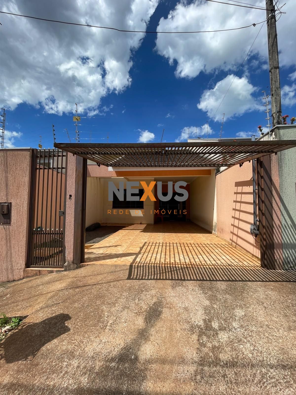 Casa com 3 Quartos, Suíte e Área nos Fundos no Jardim Nova Oásis