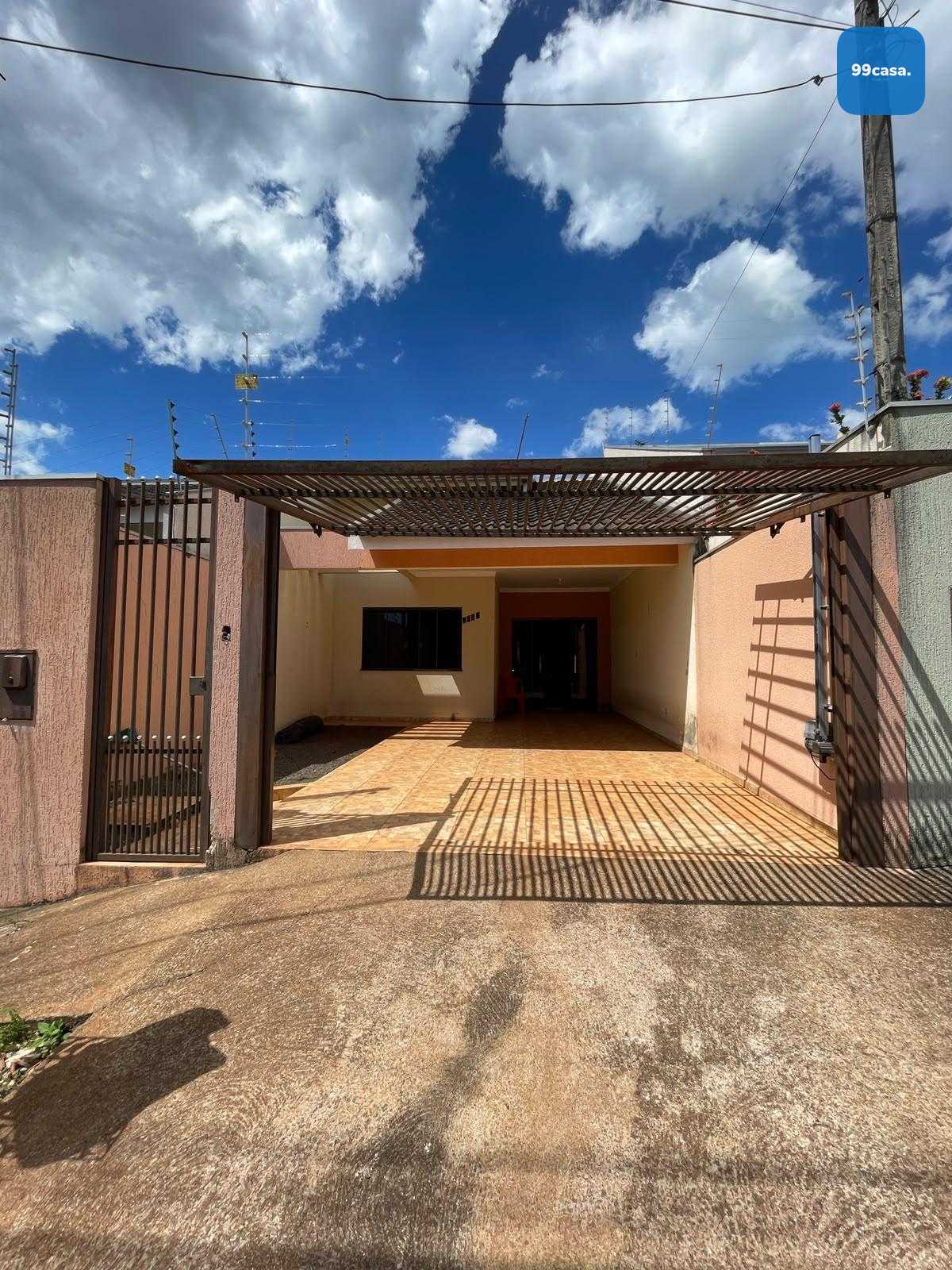 Casa com 3 Quartos, Suíte e Área nos Fundos no Jardim Nova Oásis