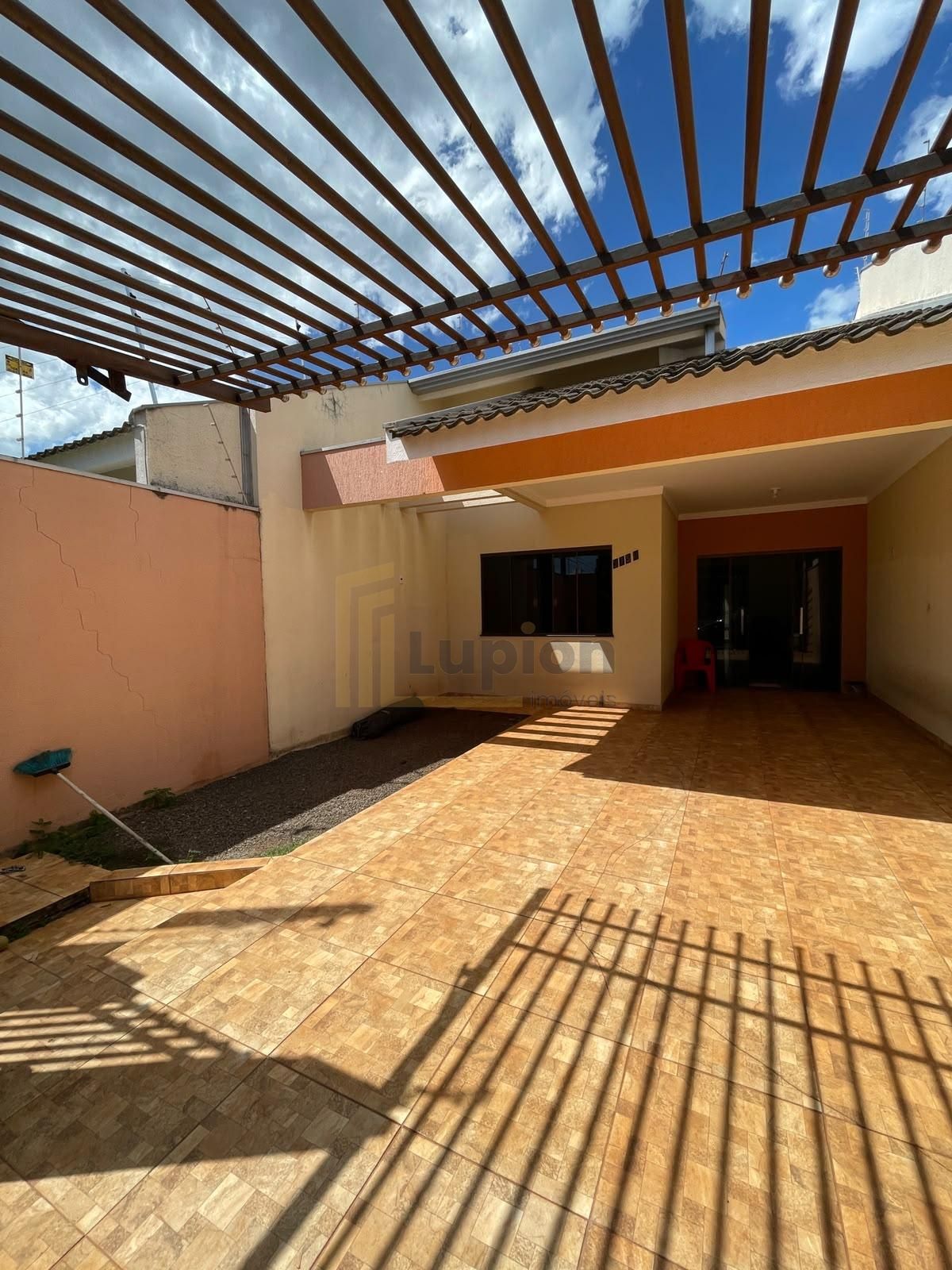 Casa com 3 Quartos, Suíte e Área nos Fundos no Jardim Nova Oásis